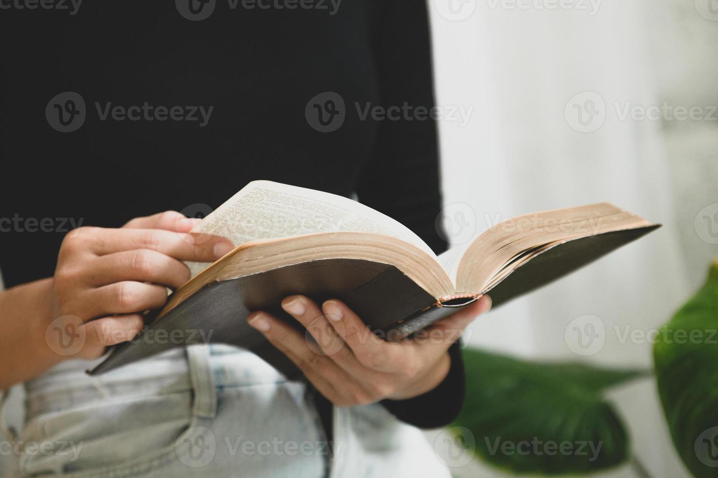 donne che leggono il vecchio libro pesante su sfondo bianco. foto