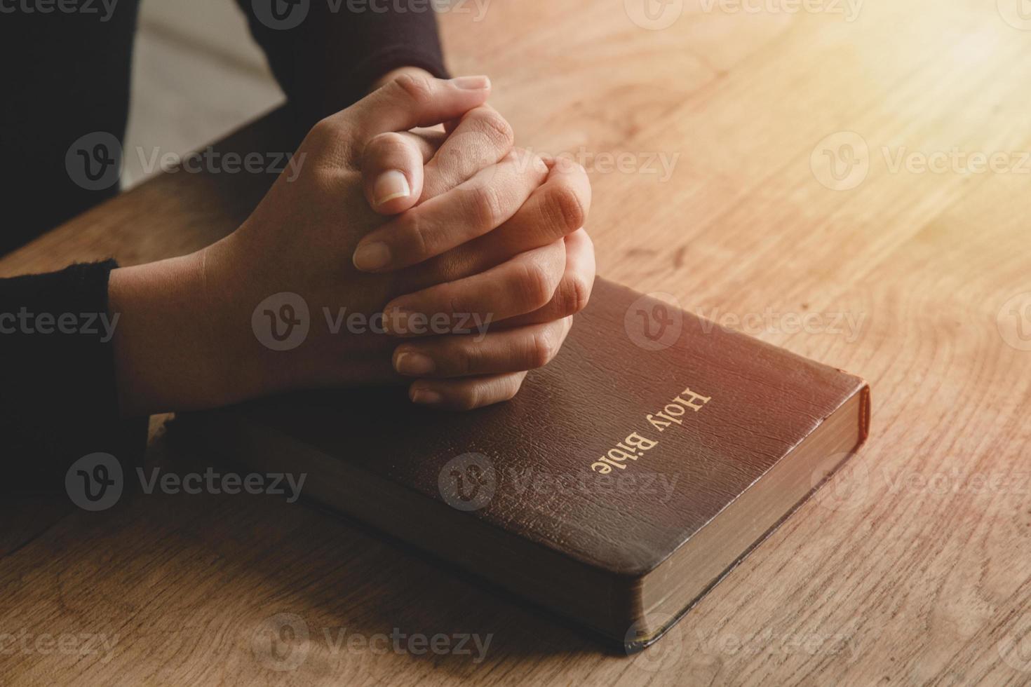 preghiera della donna sulla Bibbia, il culto e la religione. concetto di fede, vecchia Bibbia. copia spazio foto