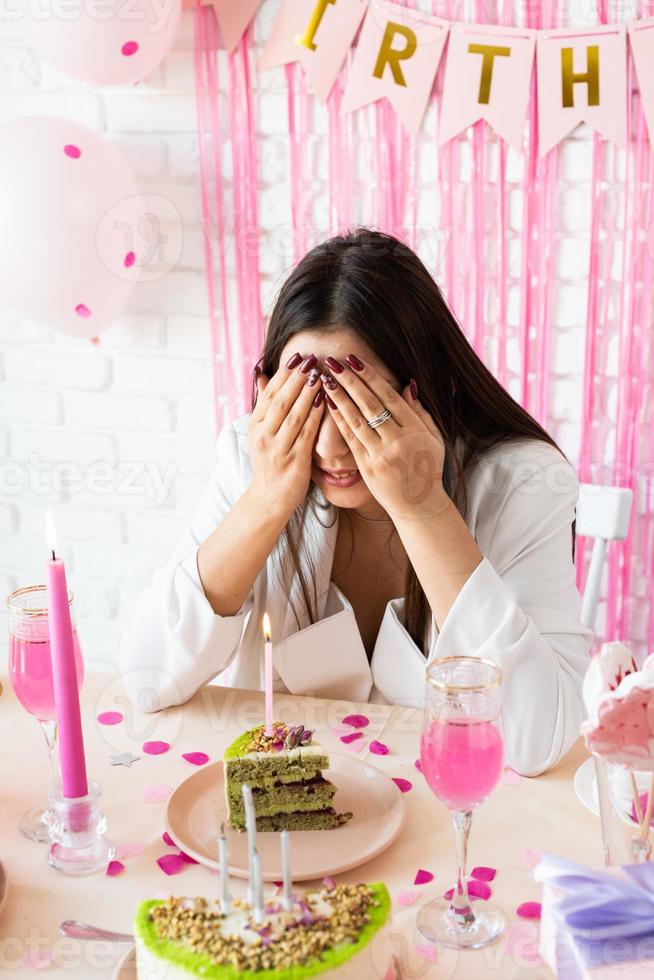 bella donna eccitata che celebra la festa di compleanno che esprime il desiderio foto