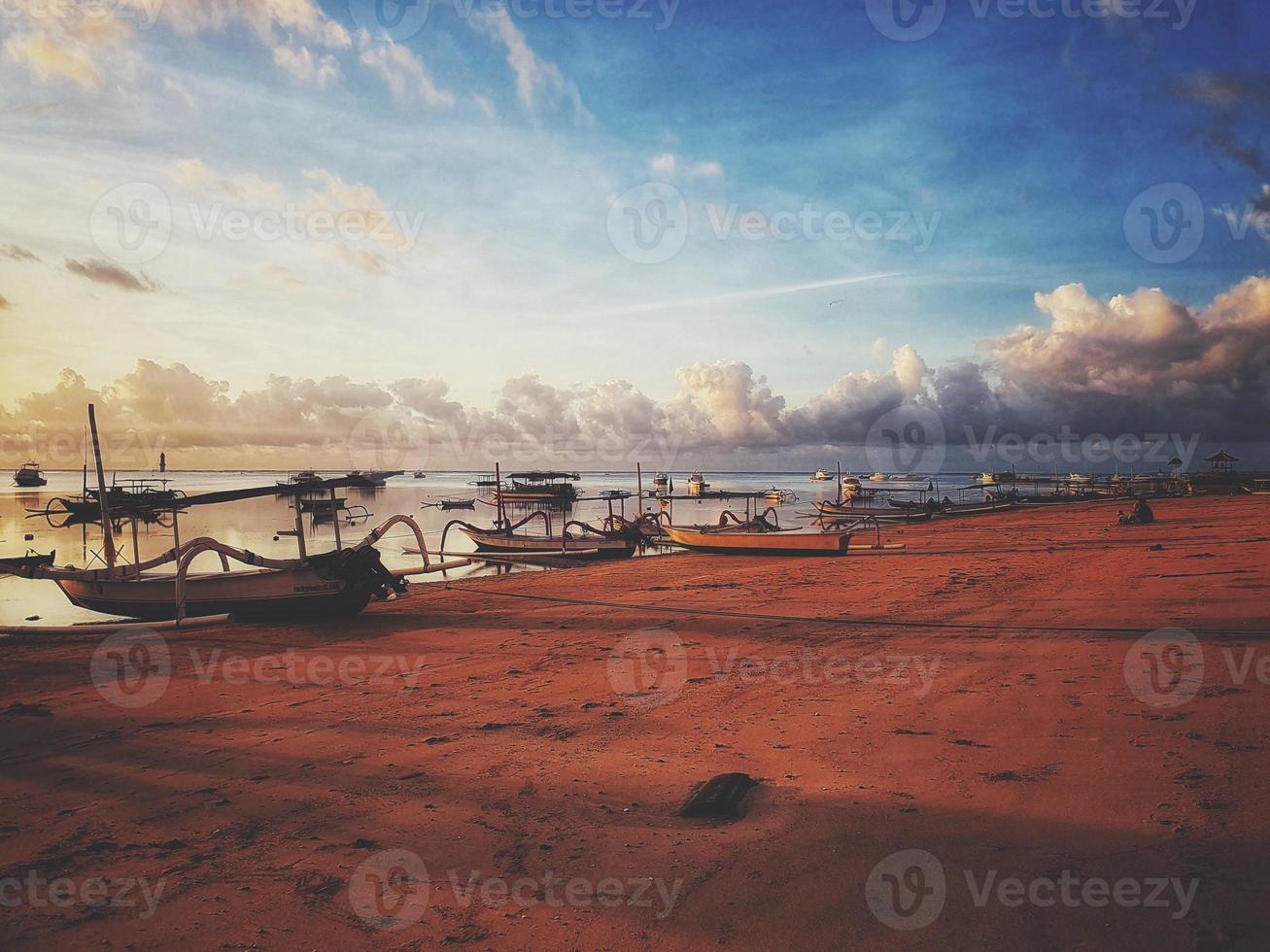 bel sole mattutino sulla spiaggia di sanur bali, indonesia foto