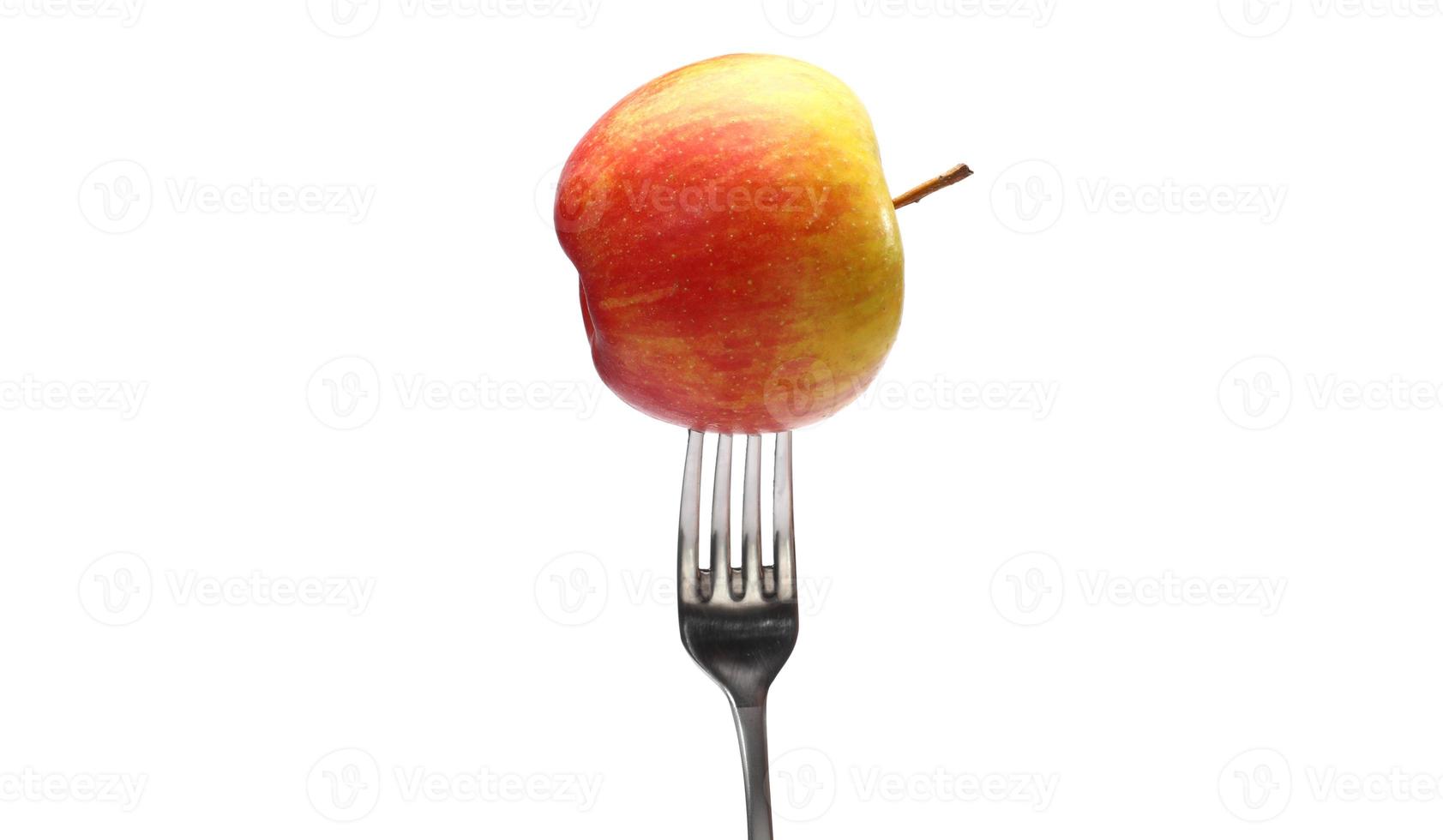 dieta sana. controllo del peso. mela sulla forcella su sfondo bianco. concetto di cibo sano. foto