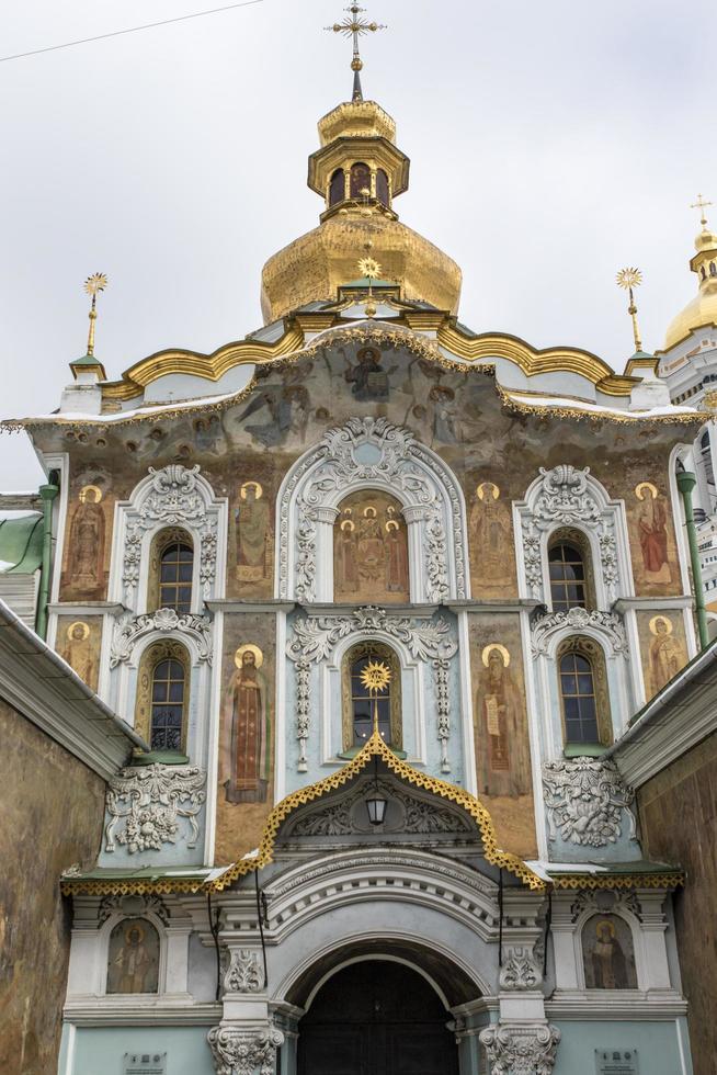 porta chiesa della trinità, lavra superiore, kiev, ucraina, europa foto