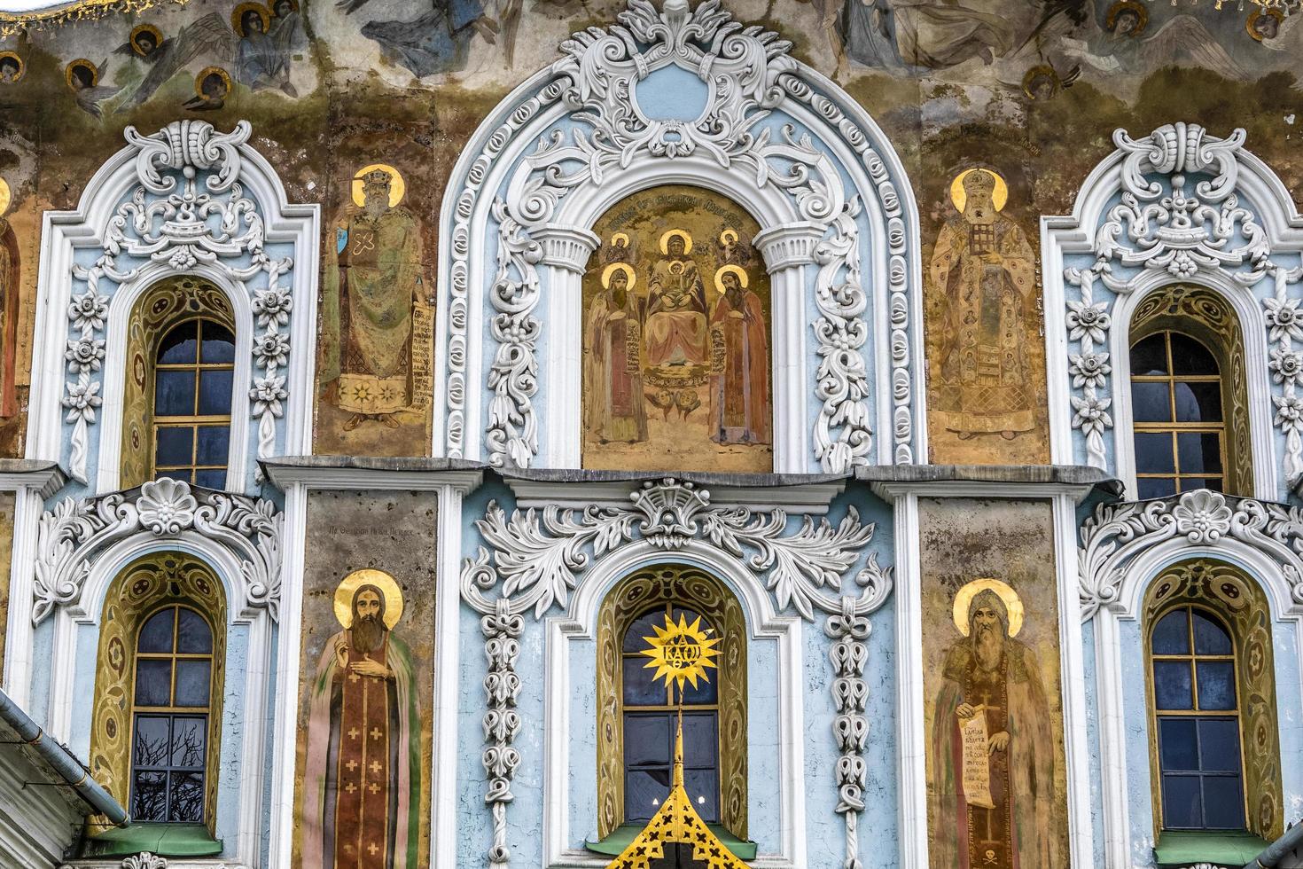 porta chiesa della trinità, lavra superiore, kiev, ucraina, europa foto