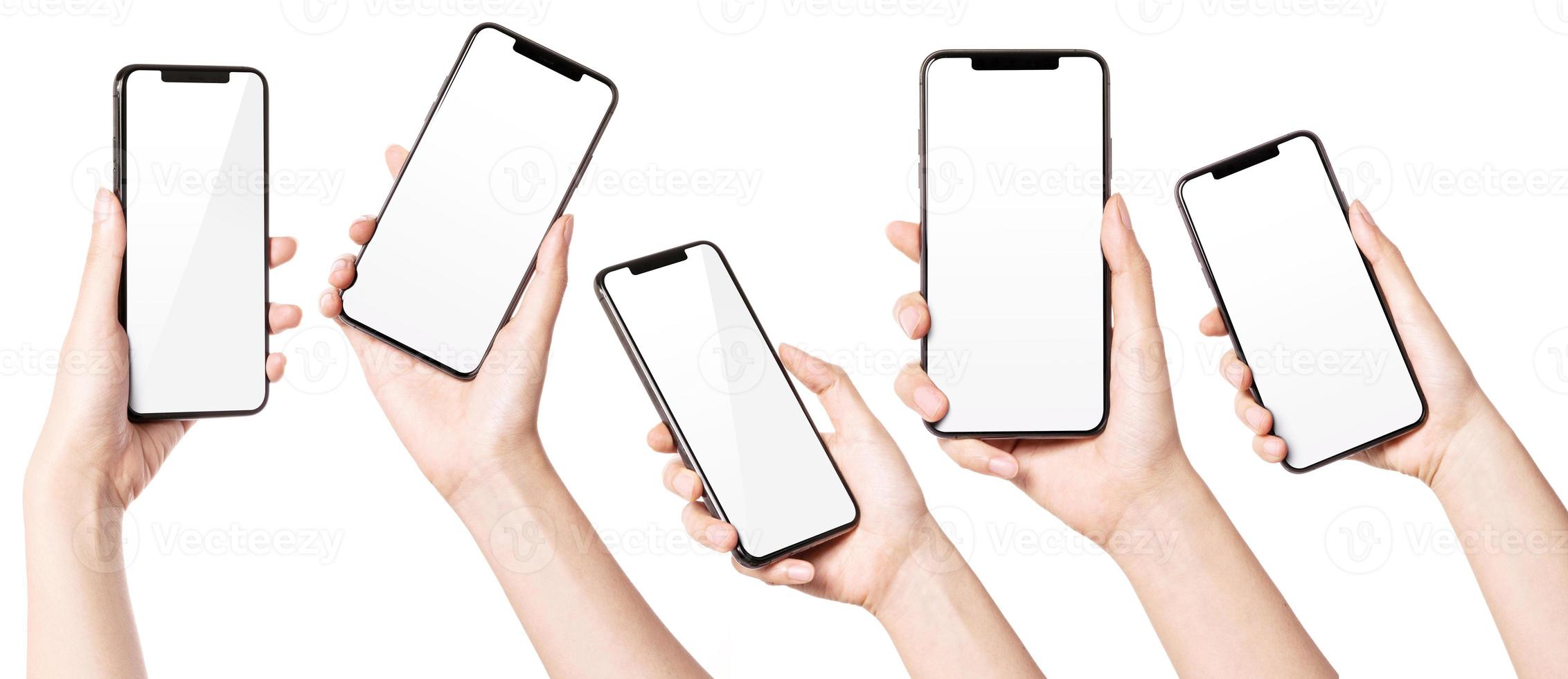 la mano della donna tiene un telefono cellulare isolato su bianco. foto