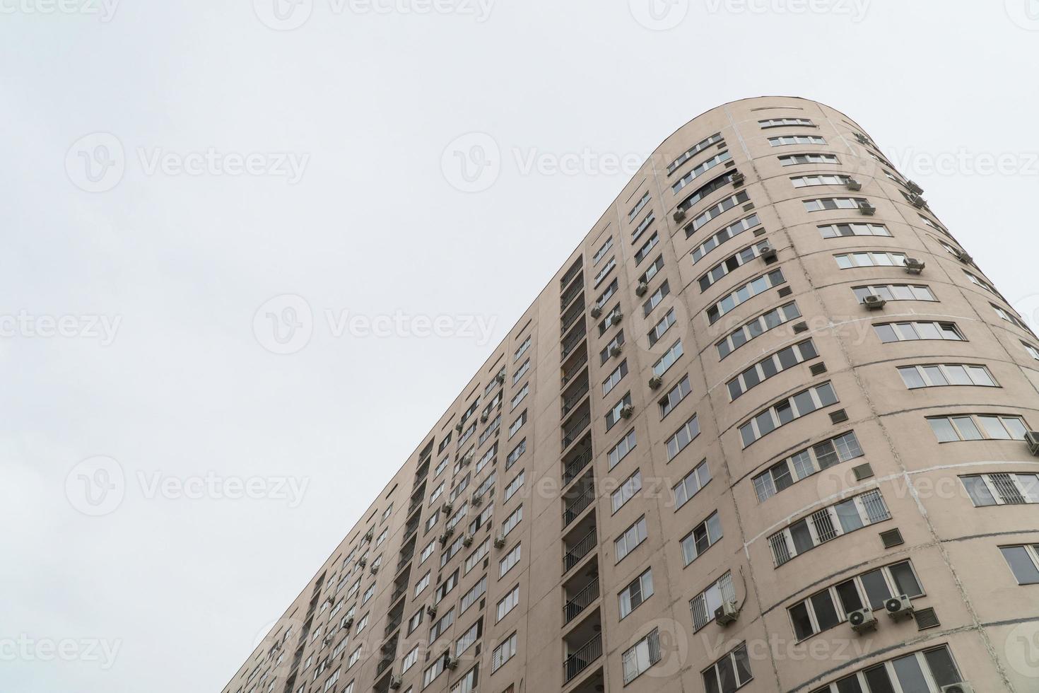 complesso residenziale a più piani contro il cielo. architettura urbana foto