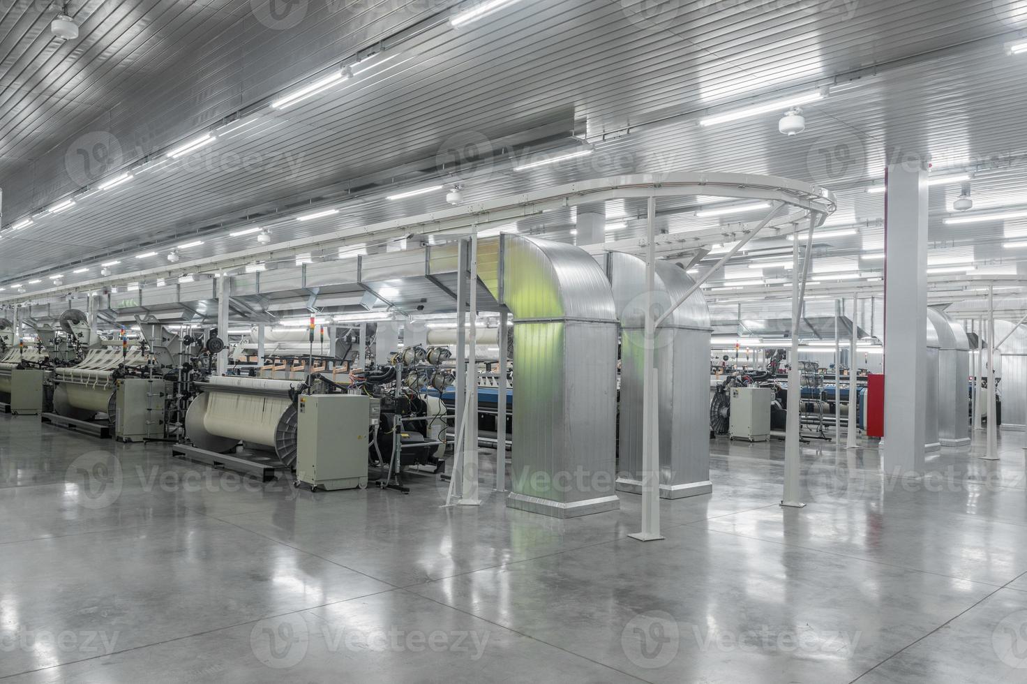 macchina e attrezzatura nel negozio di tessitura. interno della fabbrica tessile industriale foto