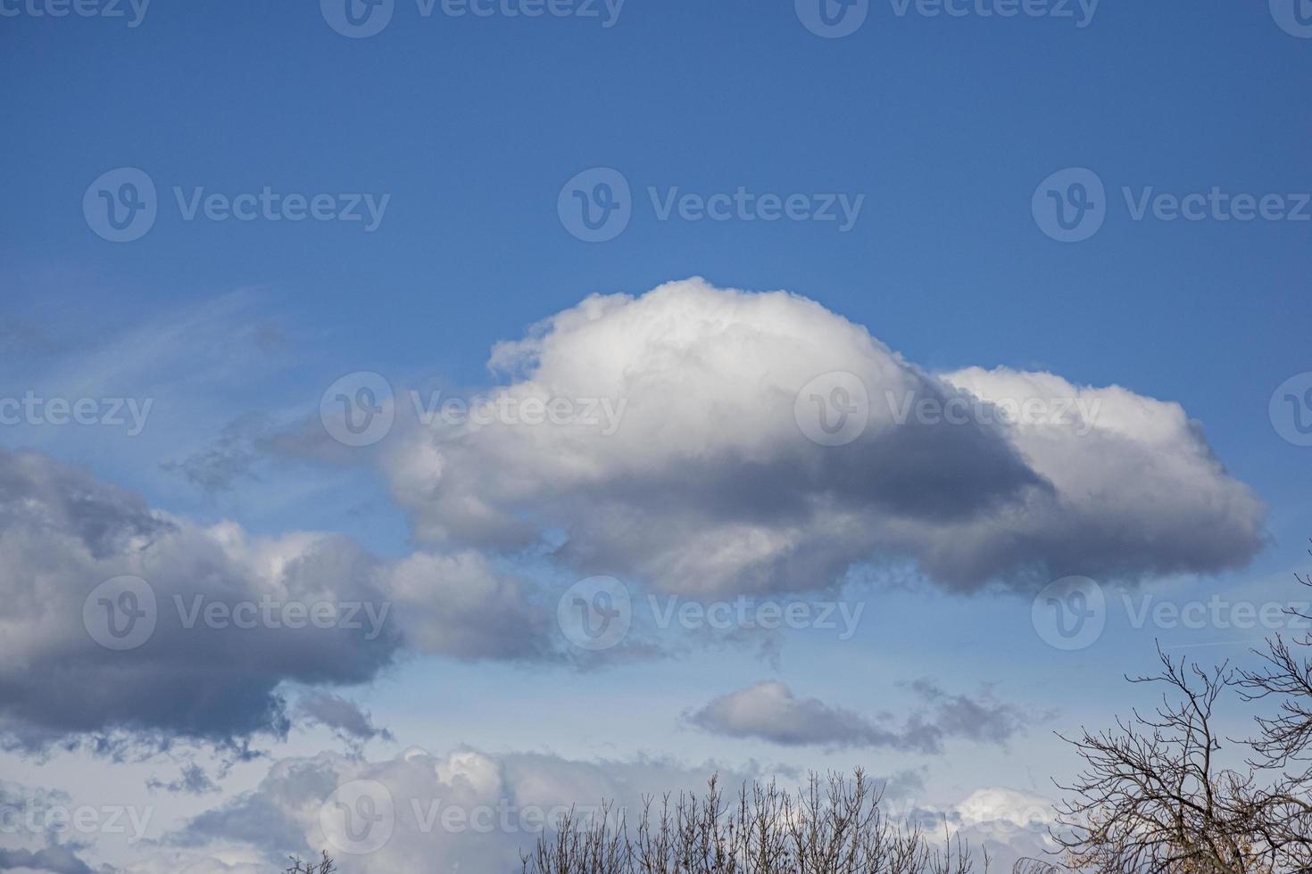 paesaggio nuvoloso. cielo azzurro e nuvola bianca. giorno soleggiato. cumulo di nuvole. foto