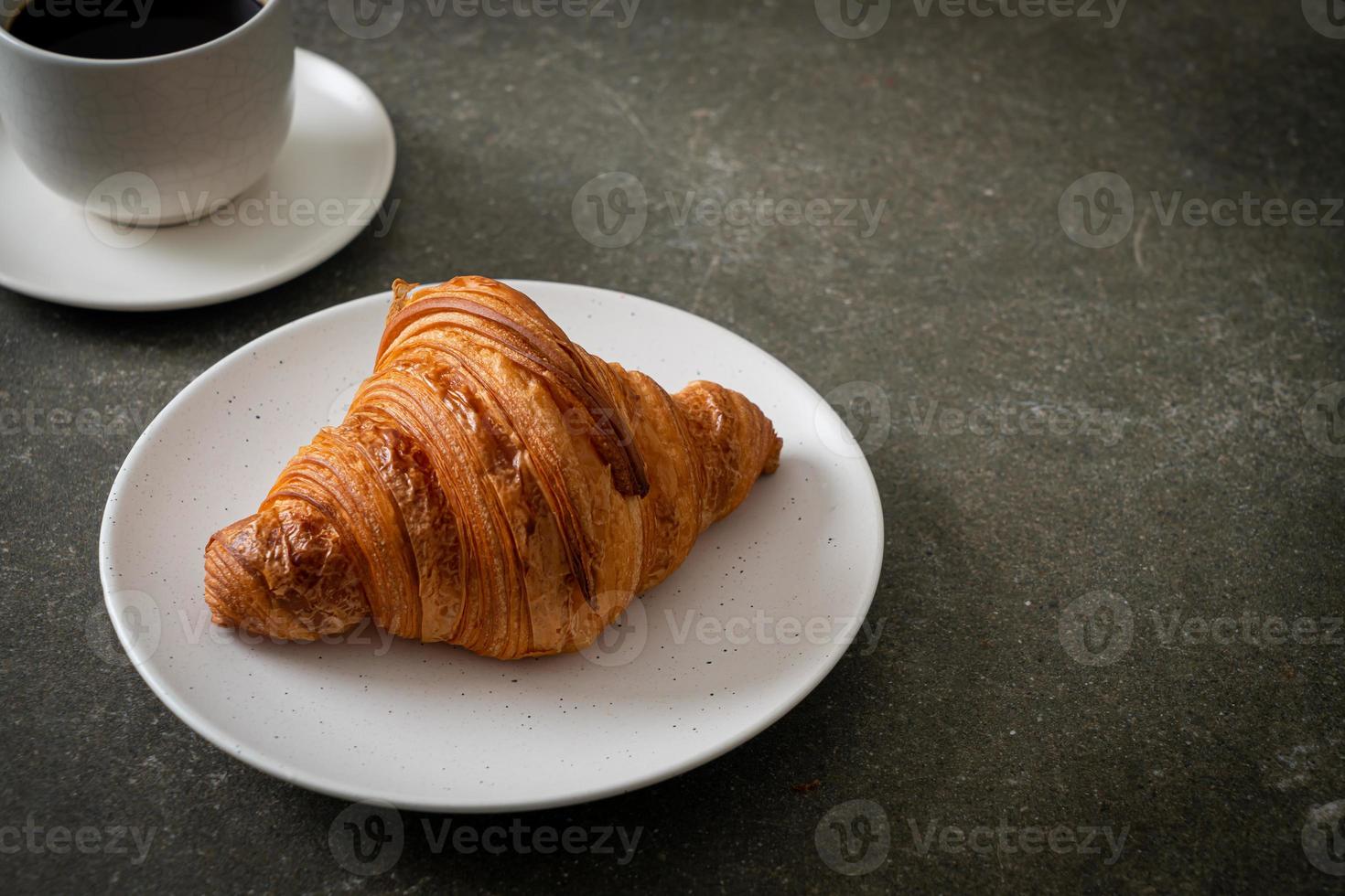 croissant fresco sul piatto bianco foto