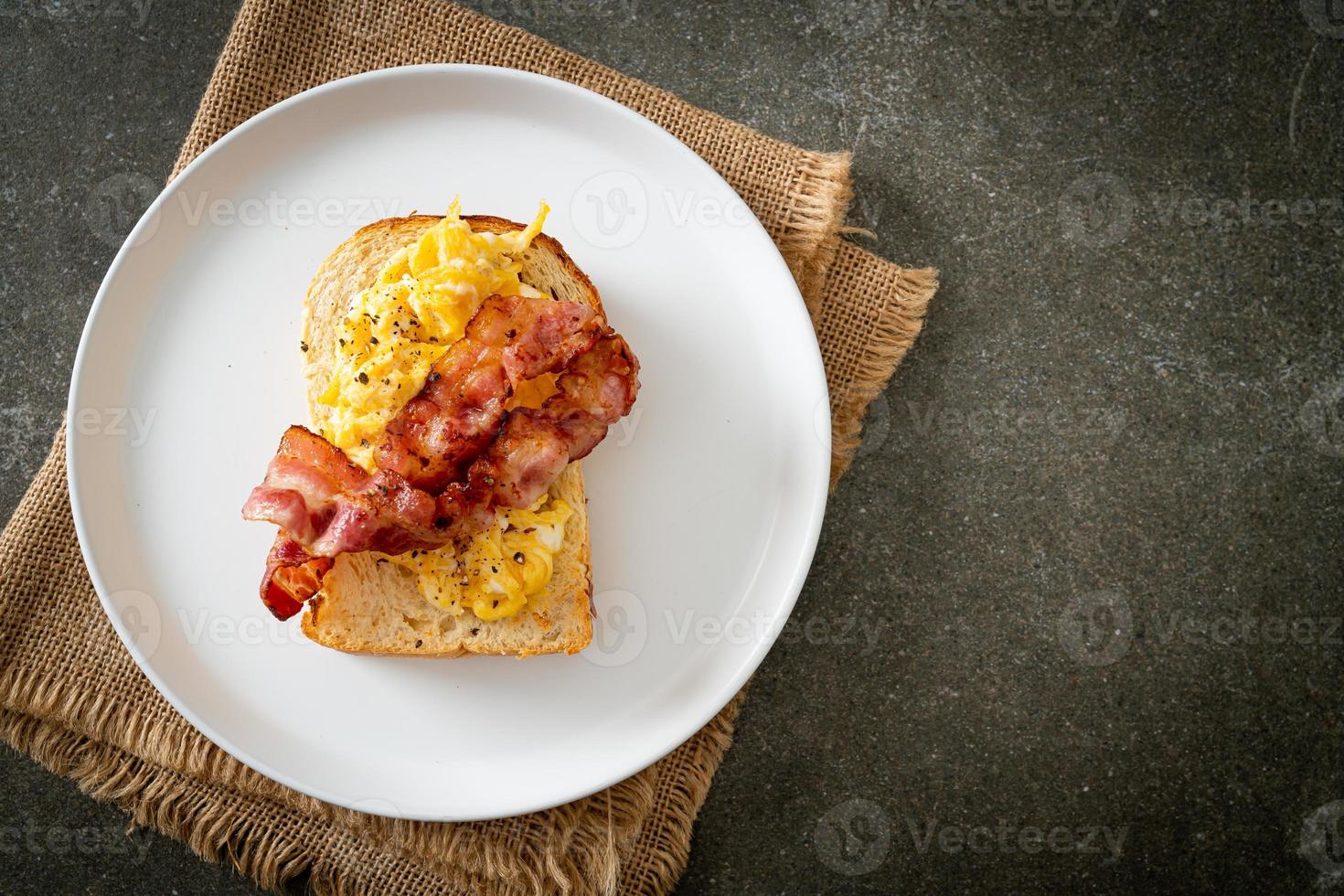 pane tostato con uova strapazzate e bacon foto