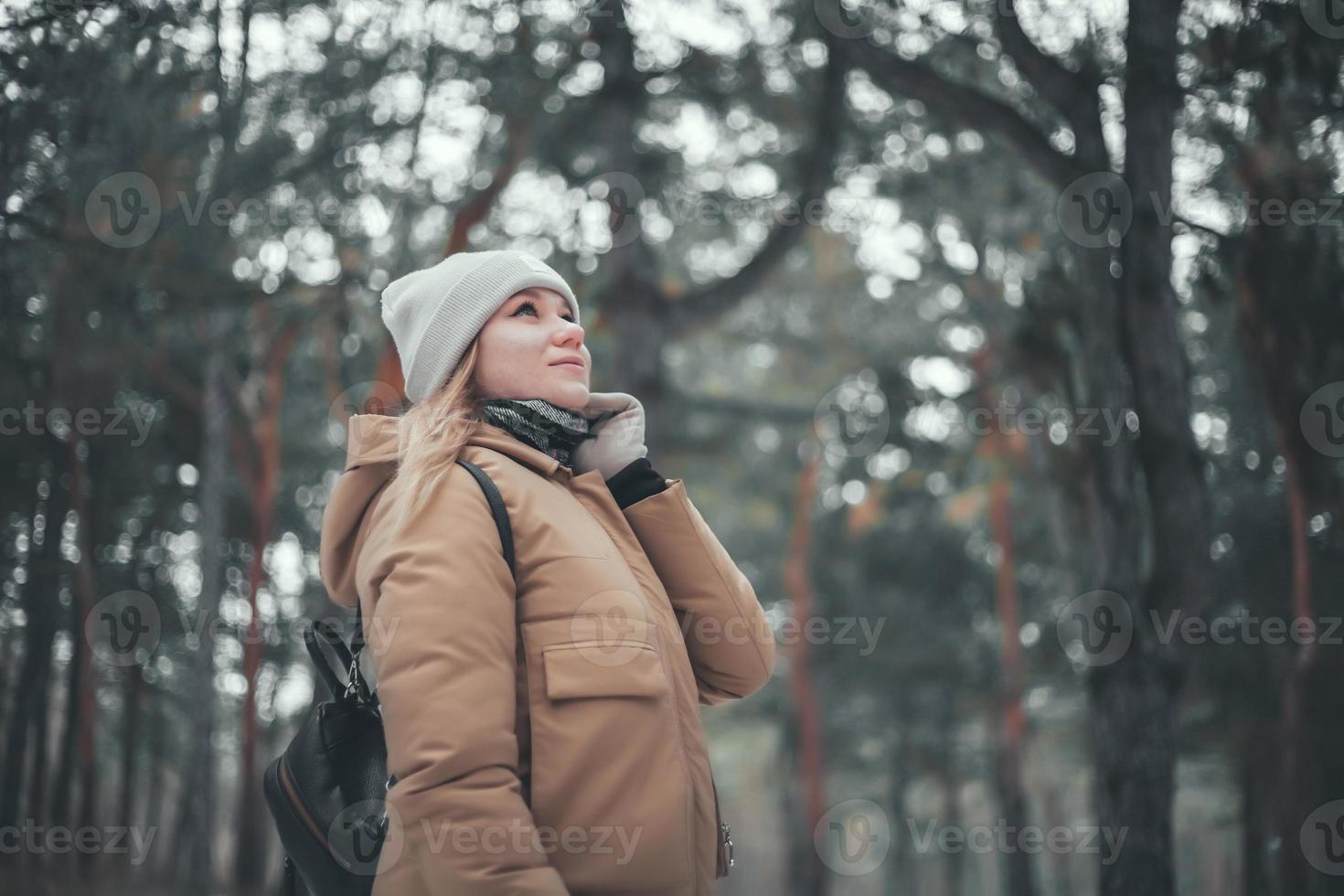 giovane donna bionda sta camminando nella foresta. foto