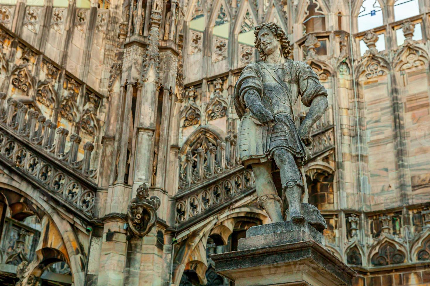 tetto del duomo di milano duomo di milano con guglie gotiche e statue in marmo bianco. principale attrazione turistica in piazza a milano, lombardia, italia. vista grandangolare della vecchia architettura gotica e dell'arte. foto