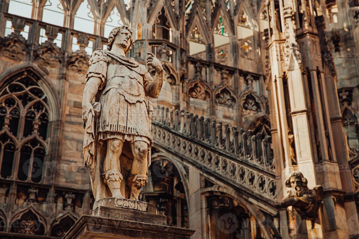 tetto del duomo di milano duomo di milano con guglie gotiche e statue in marmo bianco. principale attrazione turistica in piazza a milano, lombardia, italia. vista grandangolare della vecchia architettura gotica e dell'arte. foto