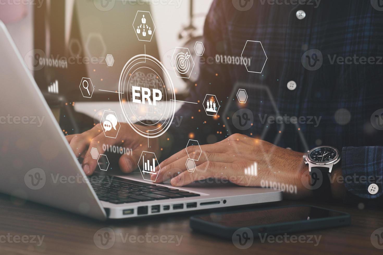 uomo d'affari che utilizza un computer per il sistema software erp di gestione delle risorse aziendali per il piano delle risorse aziendali presentato in una moderna interfaccia grafica che mostra la tecnologia futura. foto