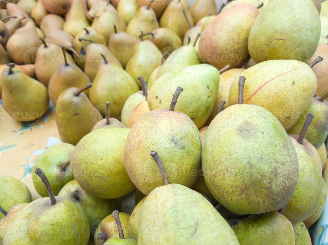 frutta fresca in piccole cassette in vendita in azienda, pere con gambo. pere al mercato degli agricoltori, mercato alimentare, bancarella della frutta foto