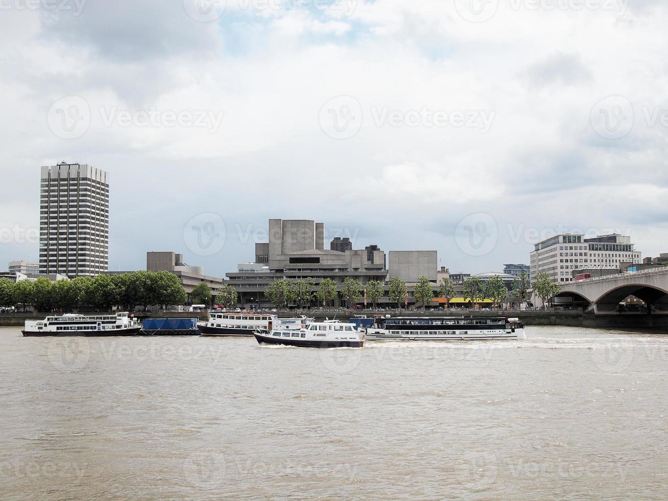 riva sud del fiume tamigi, londra foto