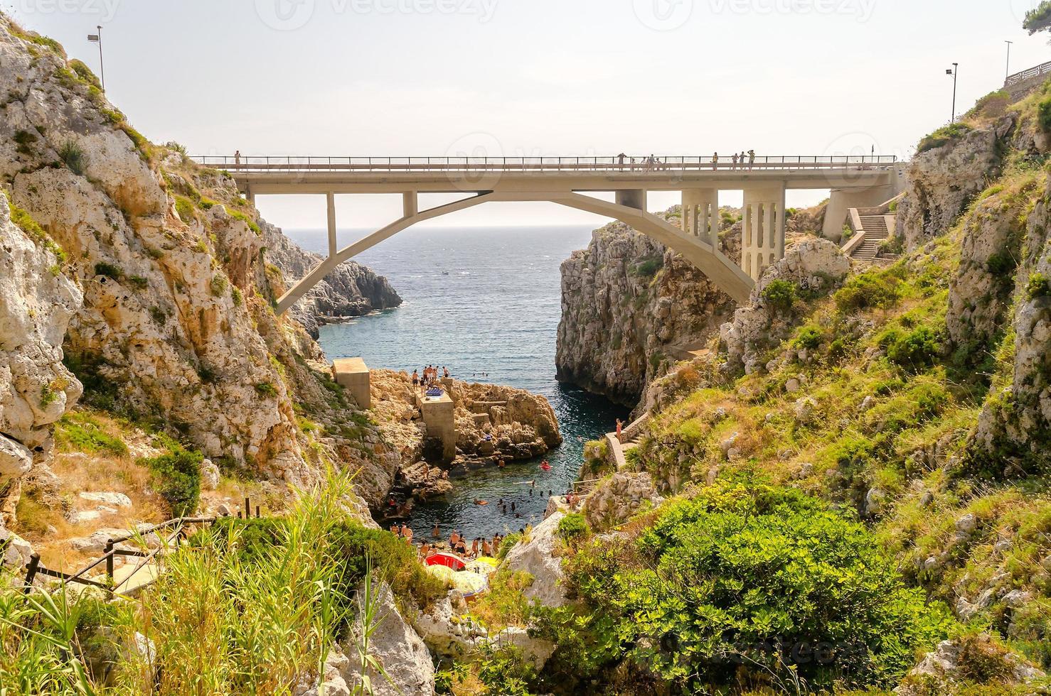 bellissimo paesaggio marino panoramico al ponte del ciolo, salento, puglia, italia foto