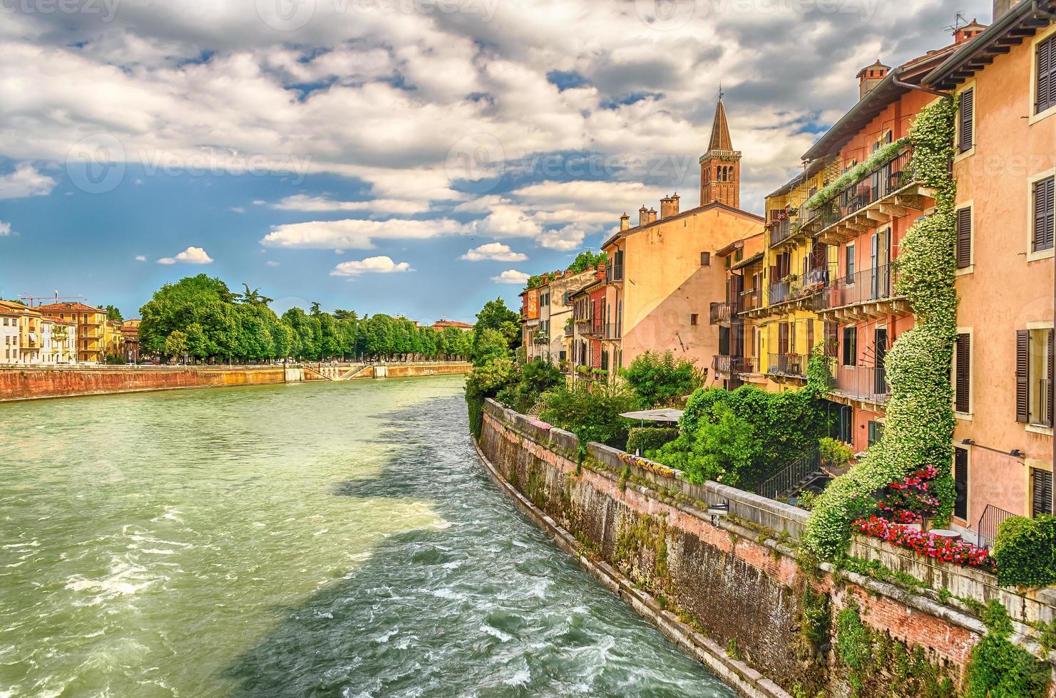 vista sul fiume adige a verona, italia foto