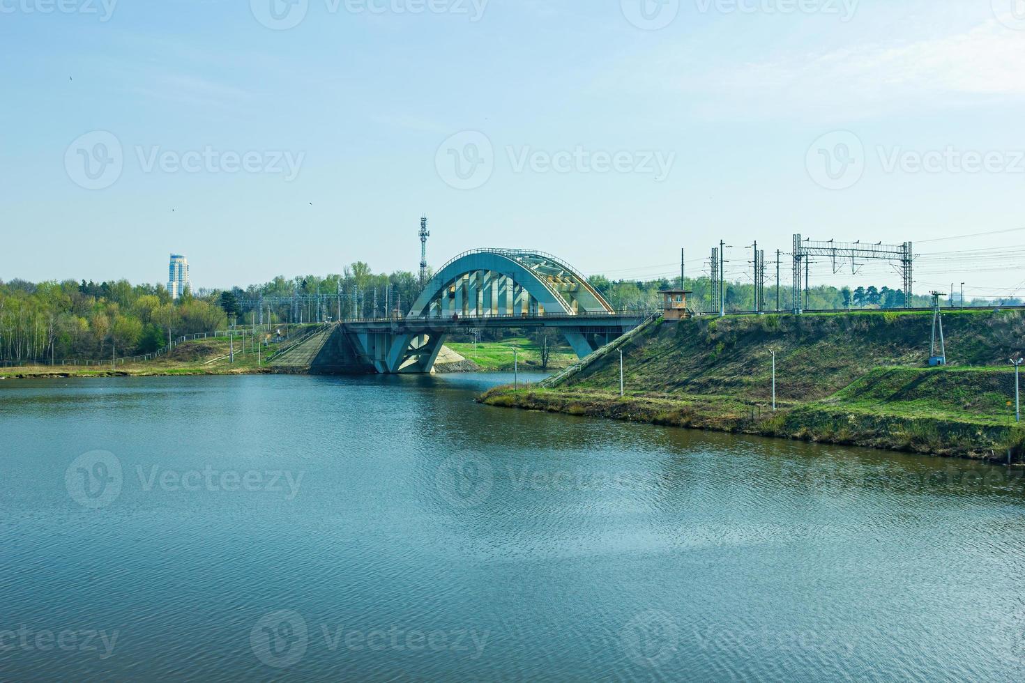 ponte ferroviario su un fiume in un ambiente urbano. foto
