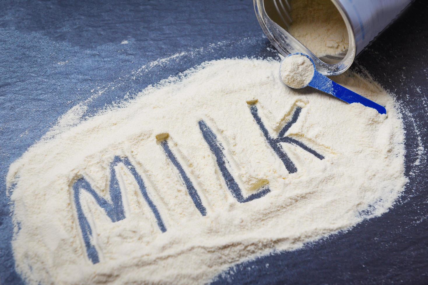 latte in polvere su sfondo scuro latte in polvere può, cibo corpo sano da proteine o per il bambino foto