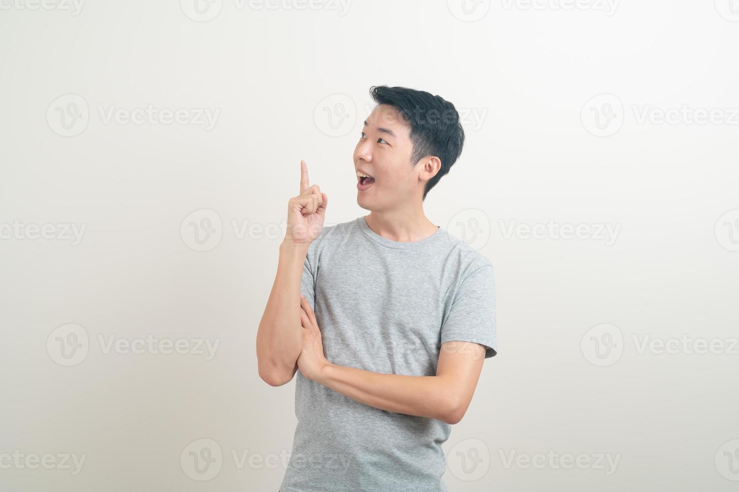 giovane uomo asiatico che pensa su sfondo bianco foto