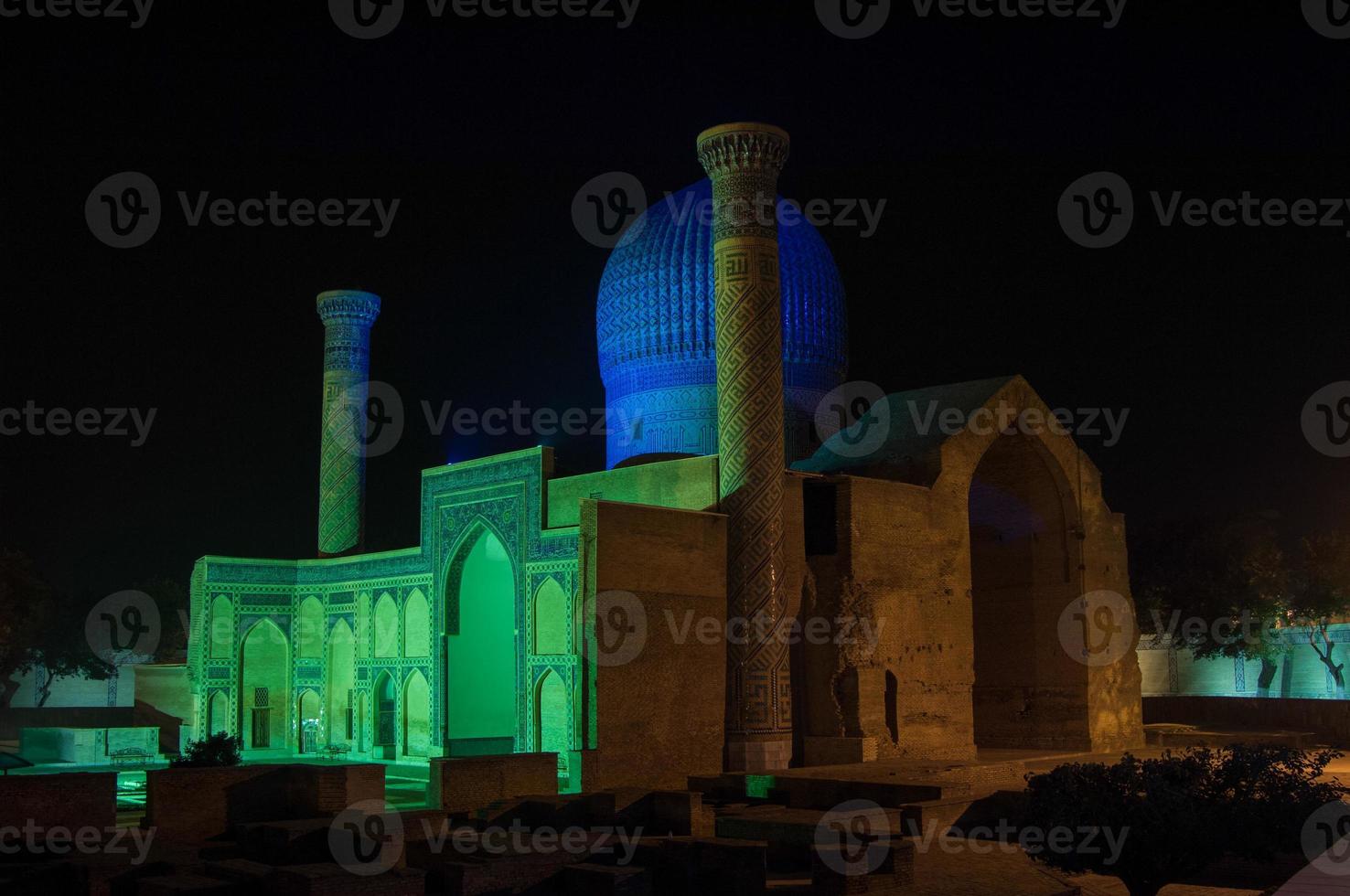 mausoleo di amir timur nella notte a samarcanda uzbekistan. architettura antica dell'Asia centrale foto