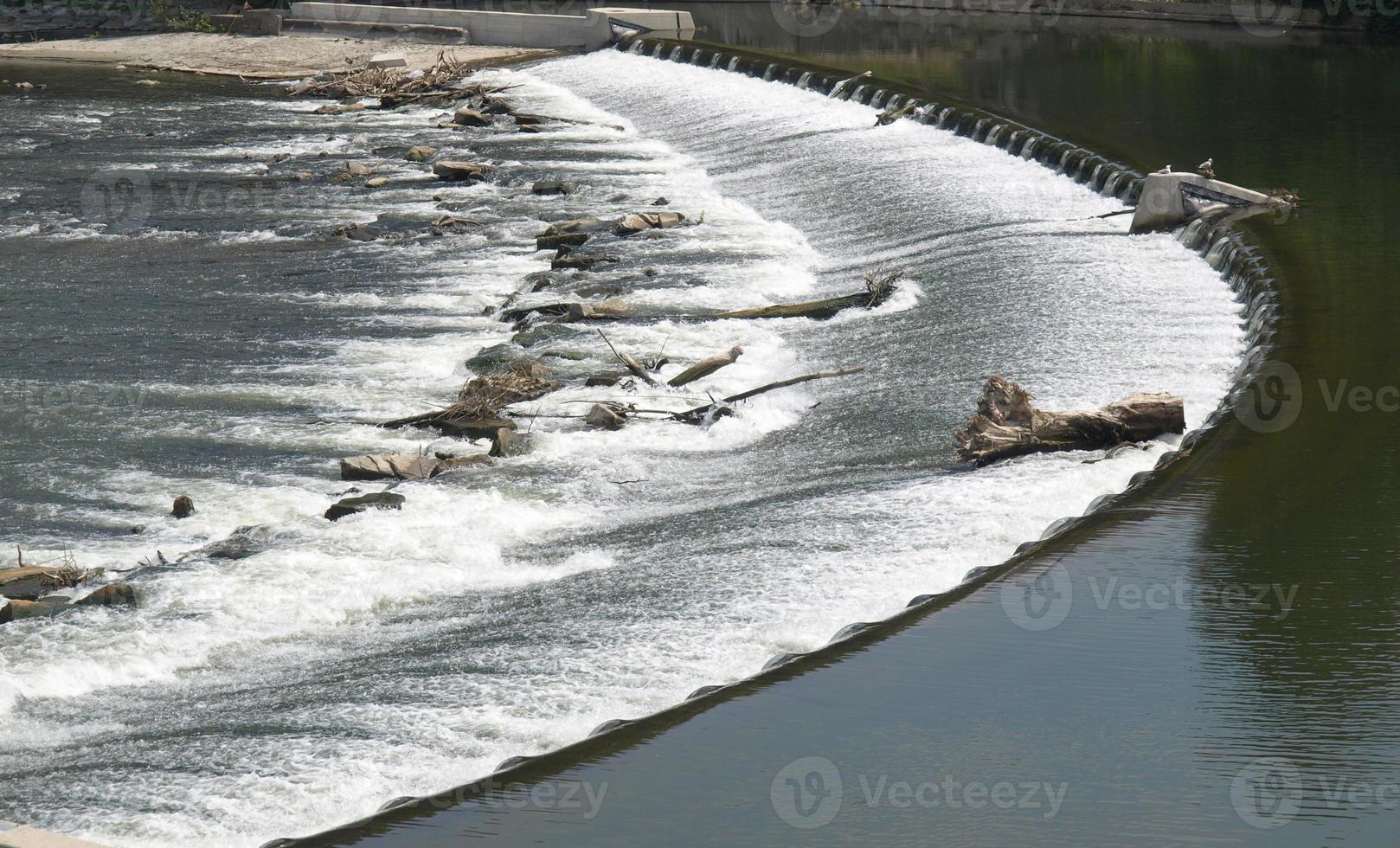 onde della diga del fiume foto