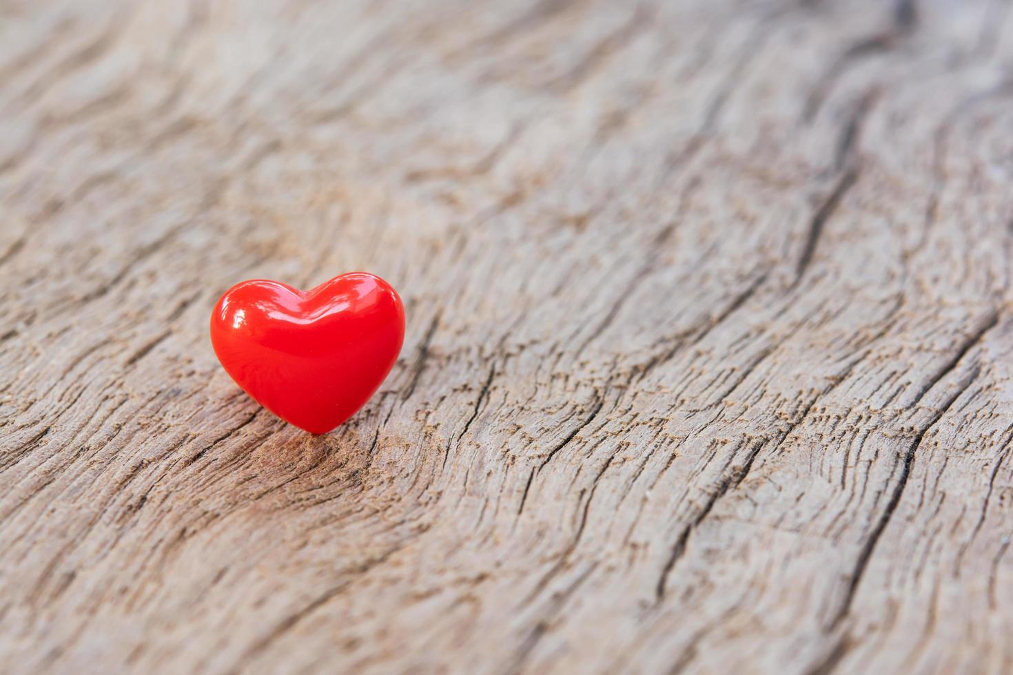 sfondo di san valentino con cuori rossi su tavola di legno, spazio di copia foto