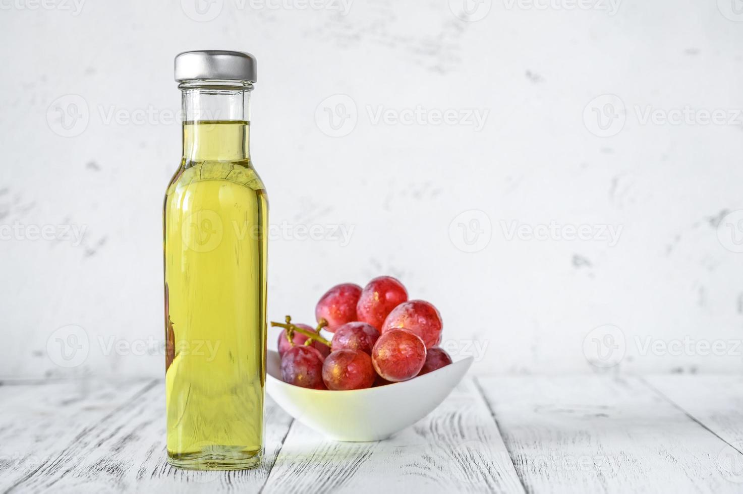 bottiglia di olio di semi d'uva foto