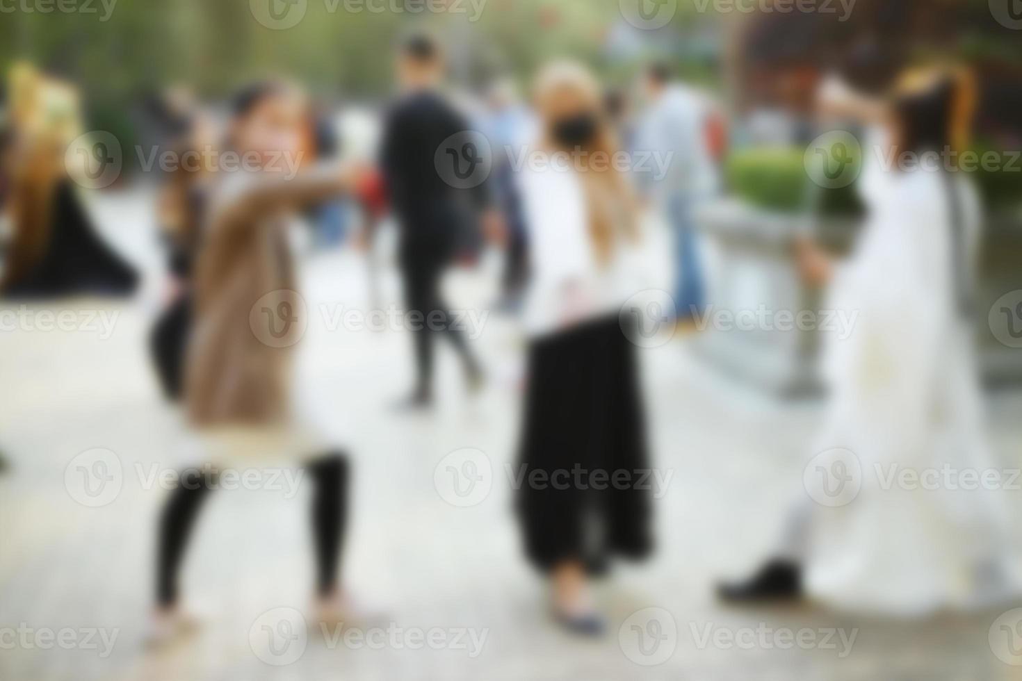 persone in motion blur. gruppo di persone che camminano nello spazio aperto. immagine sfocata foto