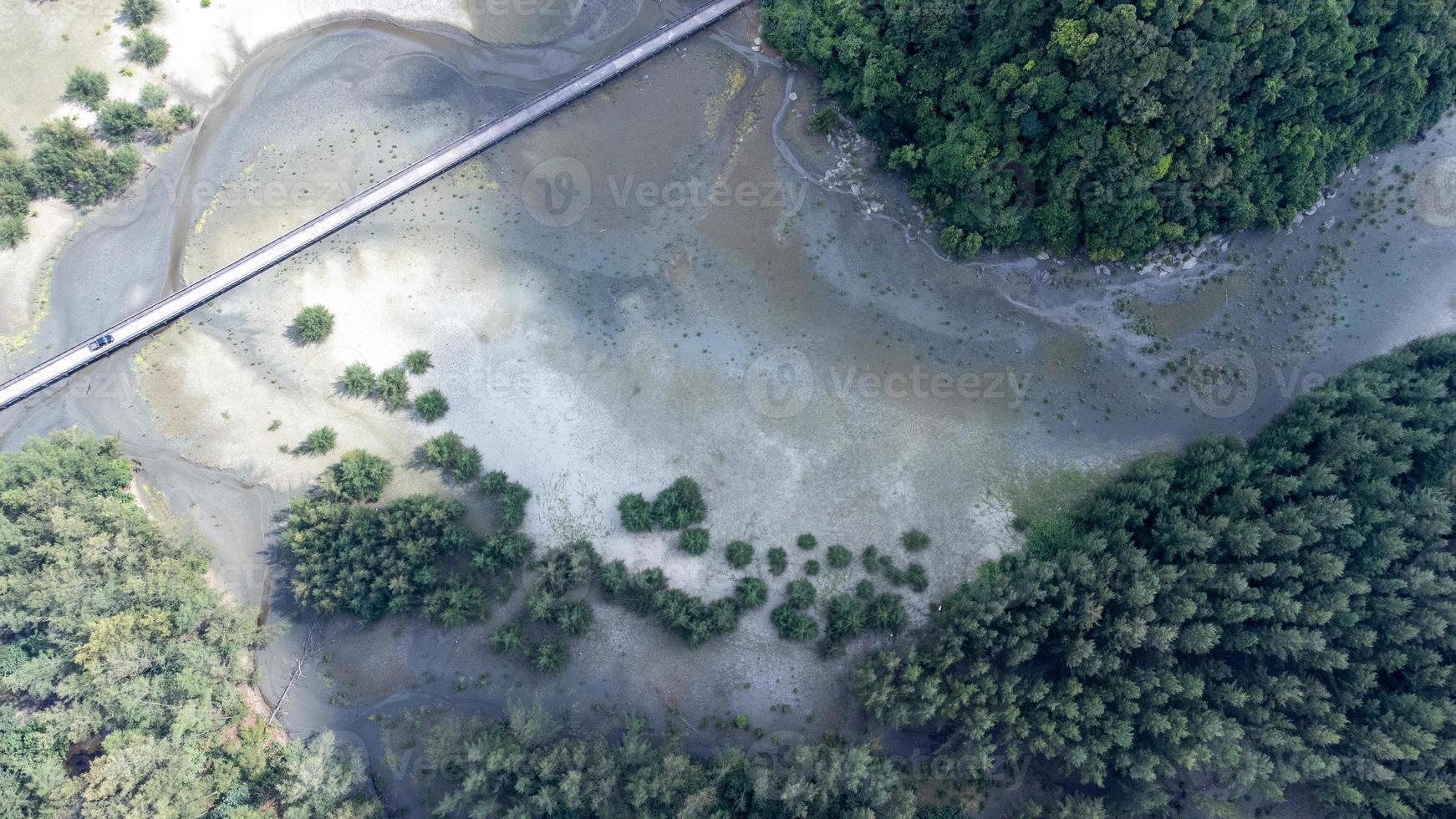 bellissimo mare al parco nazionale di laem son, ranong, tailandia. nell'area del porto peschereccio locale e sullo sfondo di una splendida natura dalla vista aerea dal drone. foto