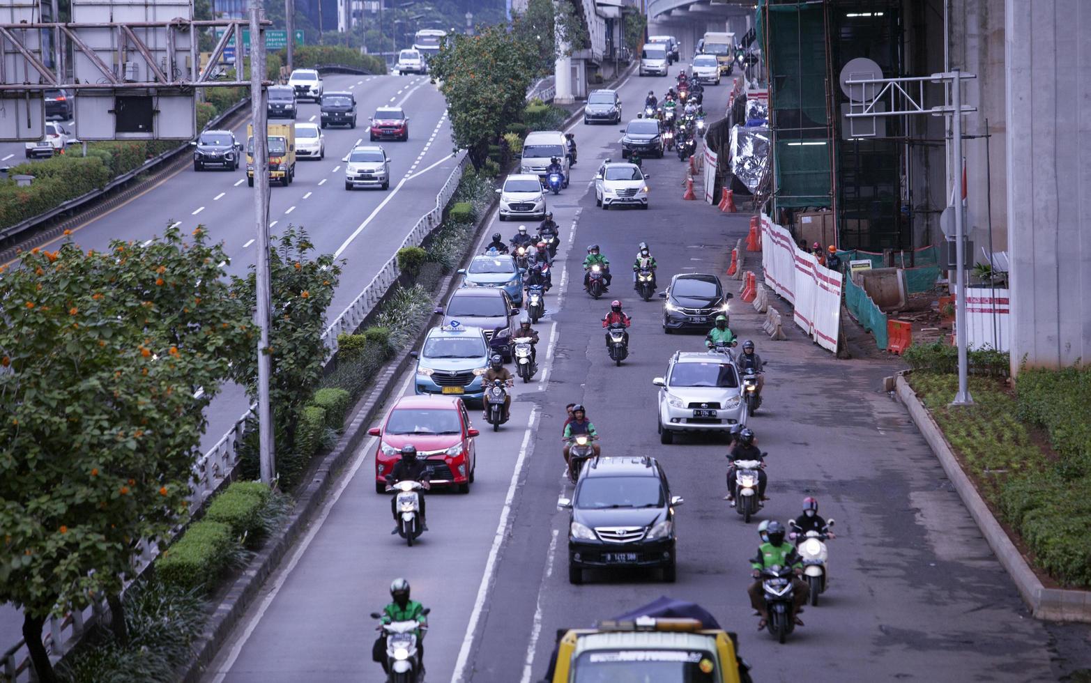 jakarta, indonesia, 2022-traffico su mt haryono street, sud jakarta indonesia foto