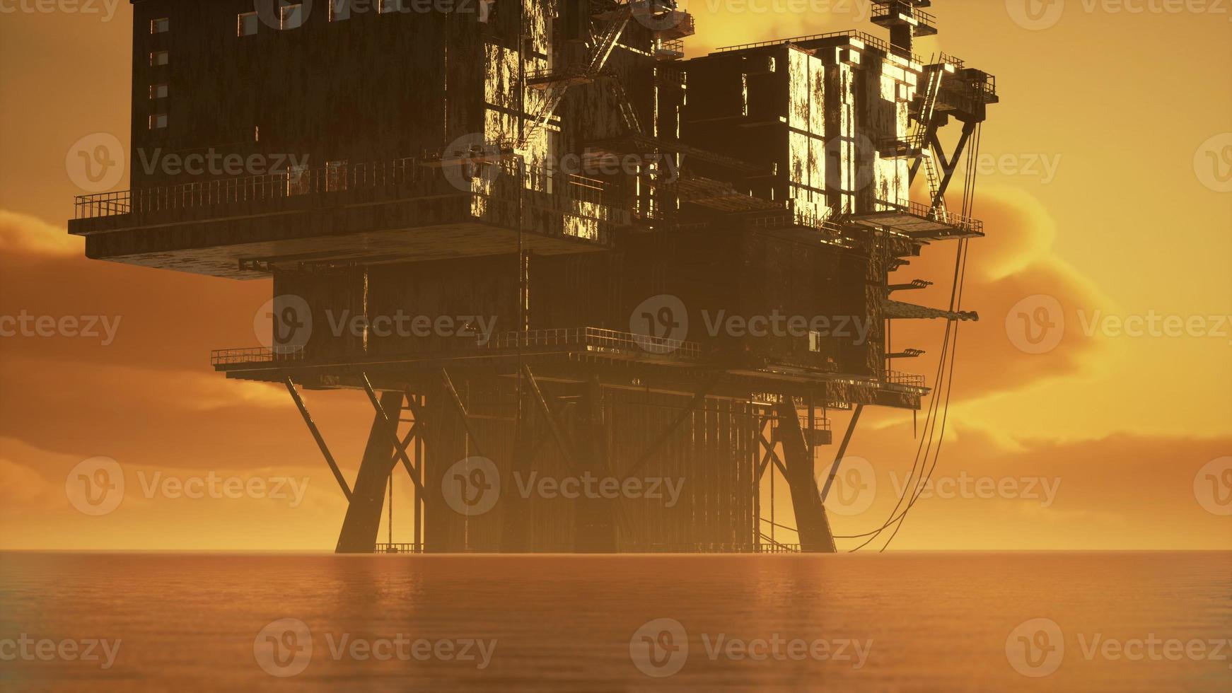 piattaforma di piattaforma petrolifera offshore al tramonto o all'alba foto