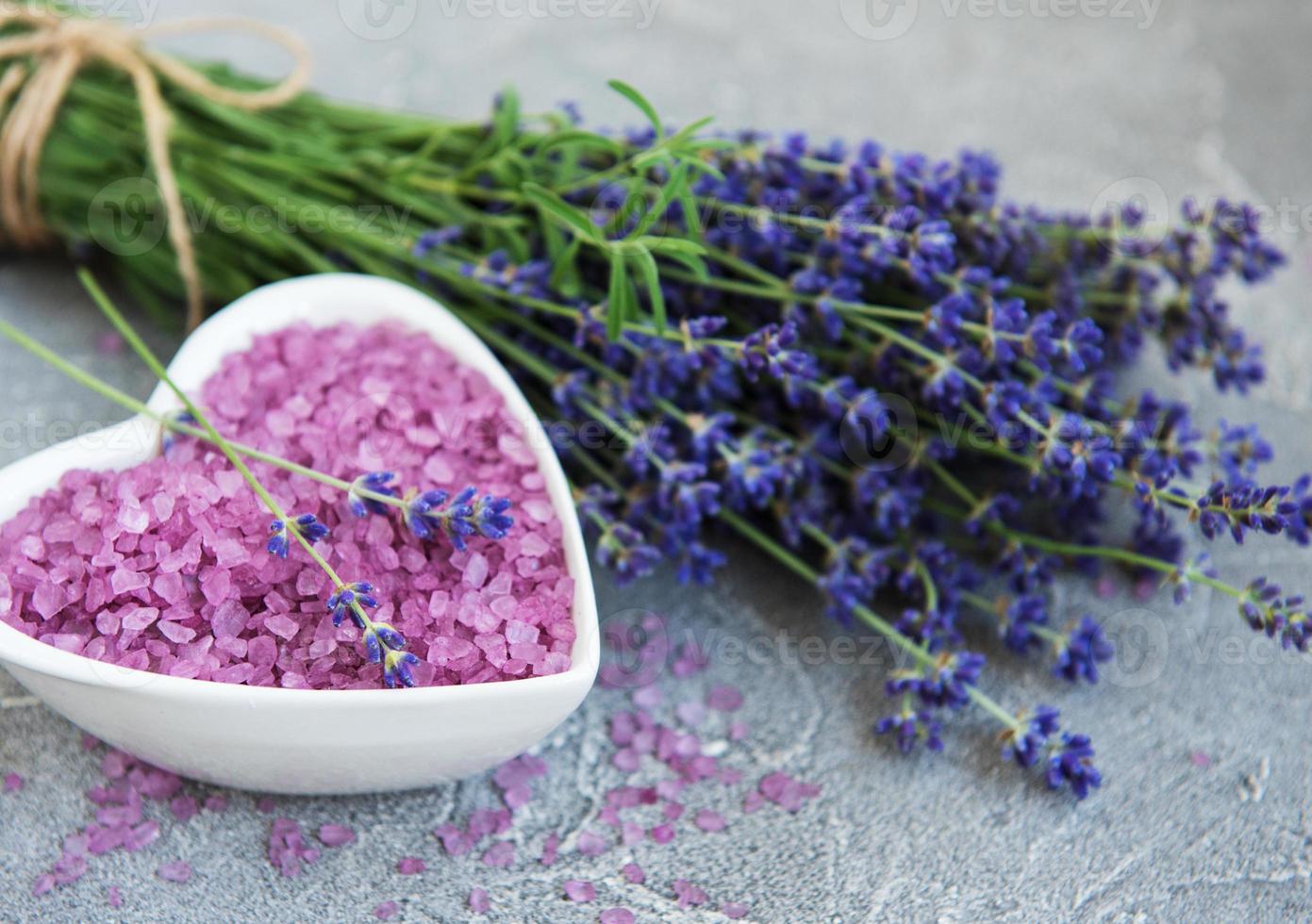 ciotola a forma di cuore con sale marino e fiori di lavanda fresca foto