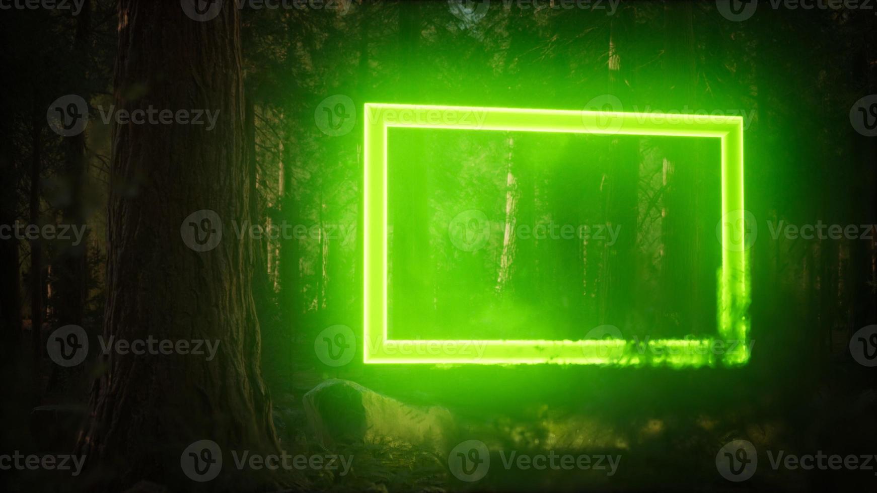 cornice rettangolare luminosa al neon nella foresta notturna foto