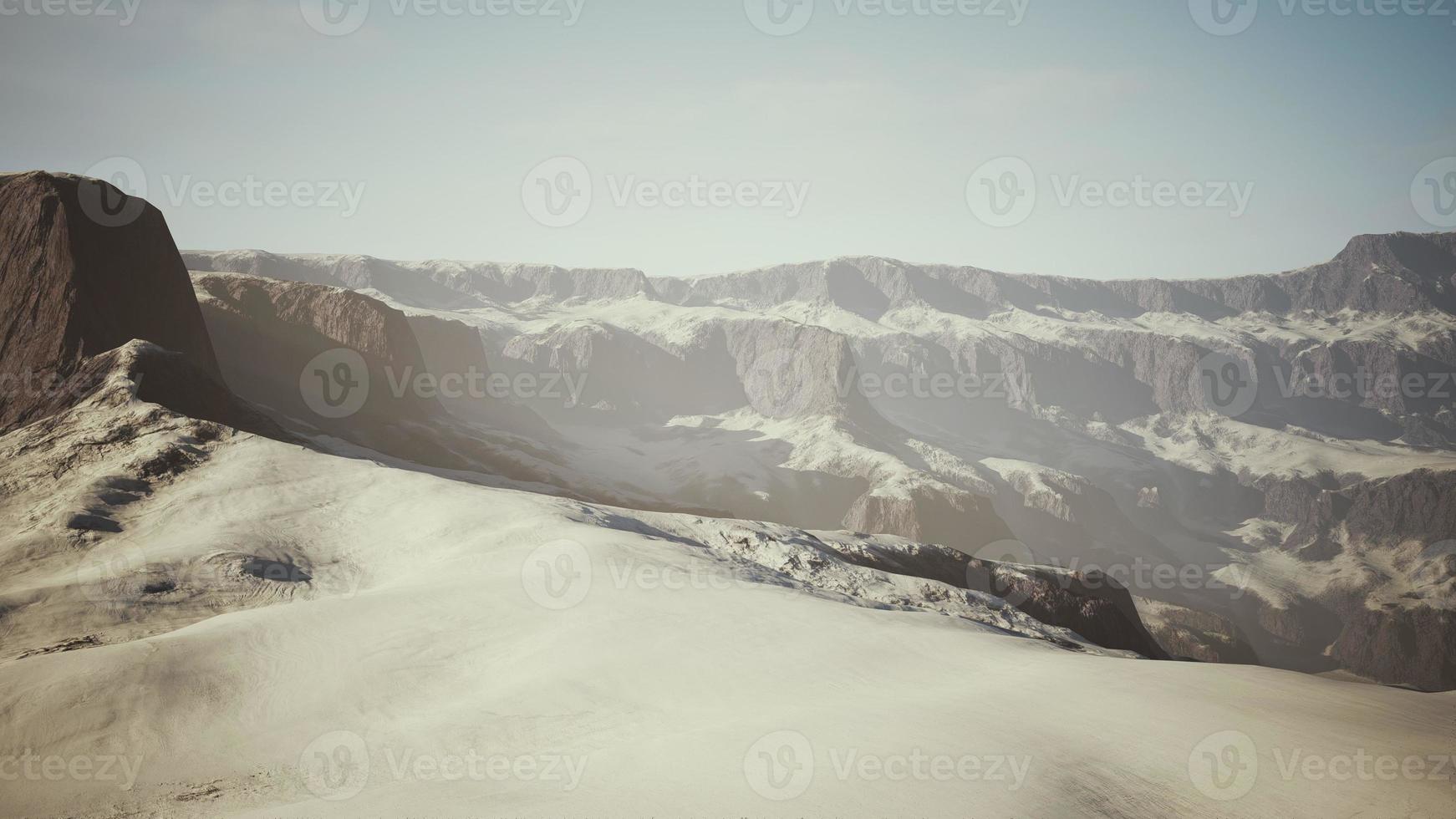 montagne innevate con profondi burroni e scogliere rocciose foto