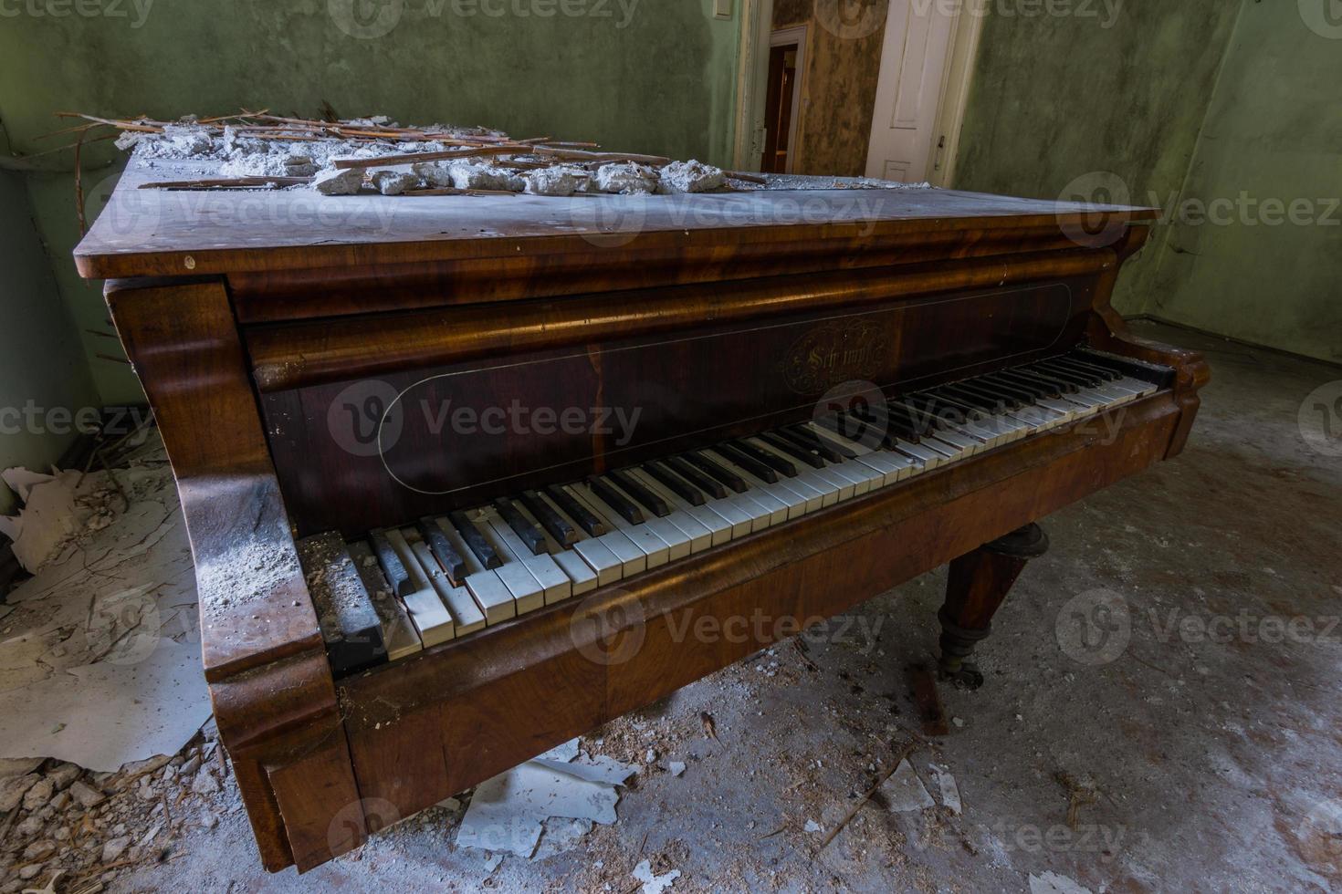 bellissimo vecchio pianoforte in legno in una stanza verde foto