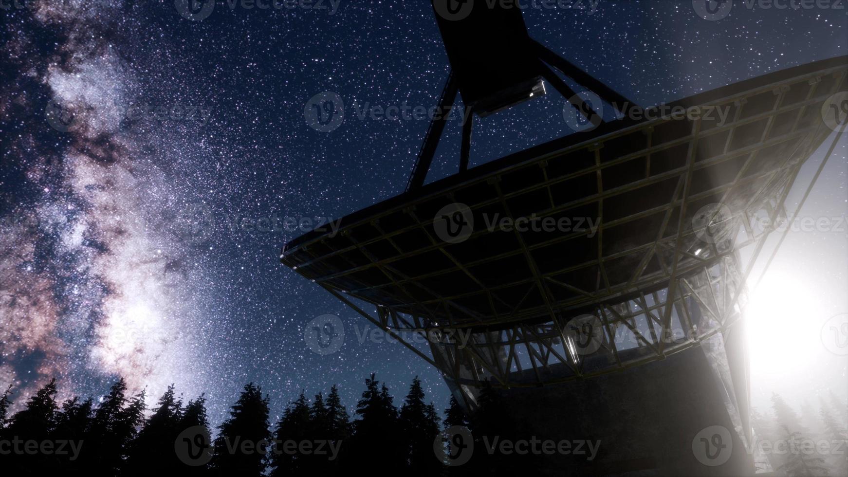 osservatorio astronomico sotto le stelle del cielo notturno foto