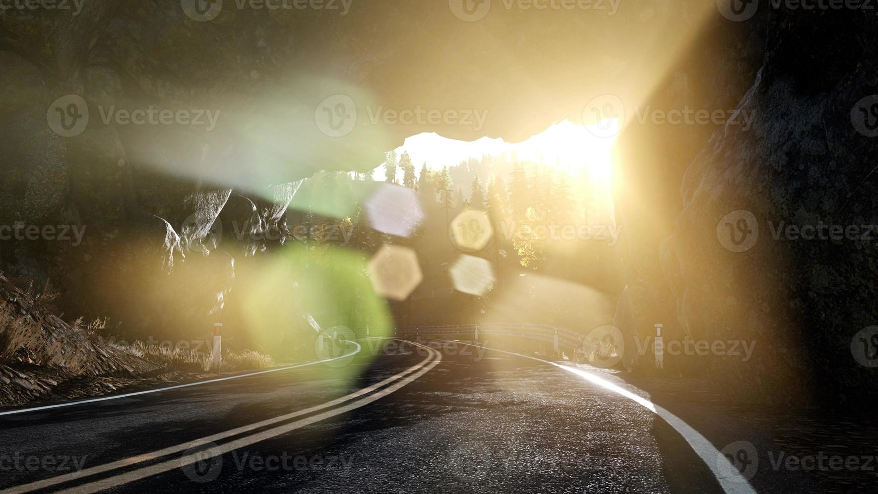 tono della strada rocciosa in montagna foto