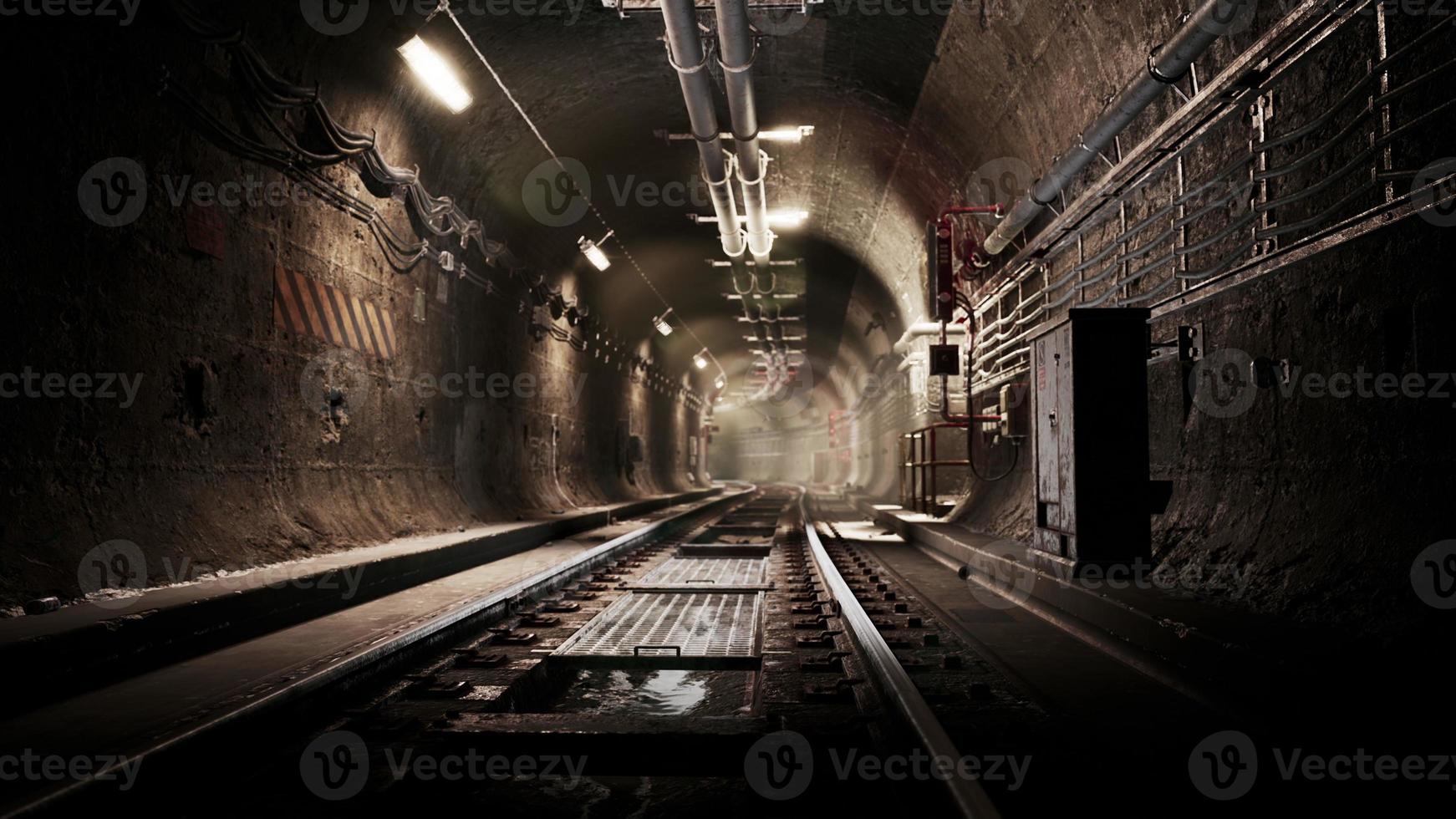 tunnel ferroviario vuoto vicino alla stazione della metropolitana foto