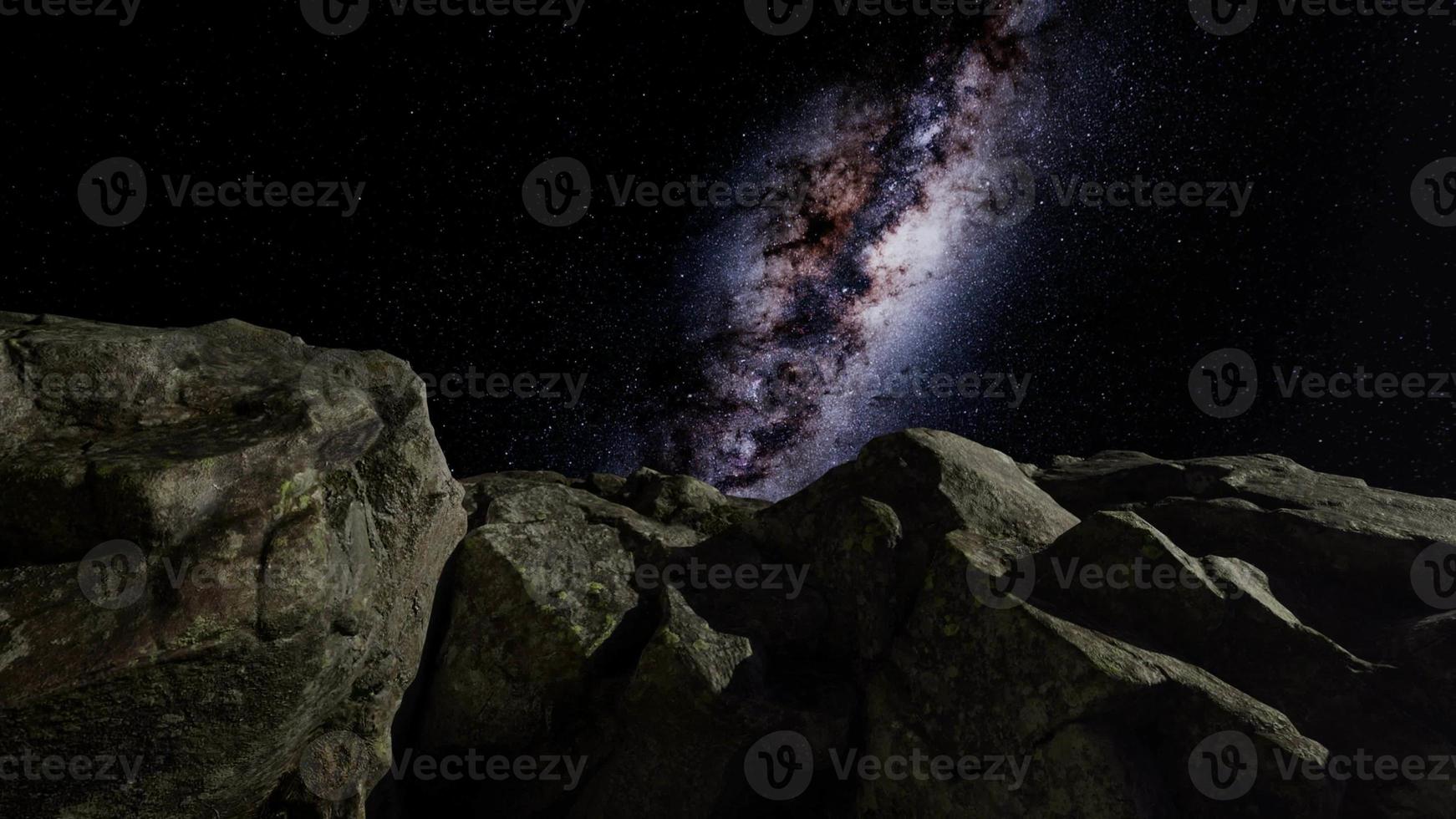 Tracce stellari di astrofotografia 4K sulle pareti del canyon di arenaria. foto