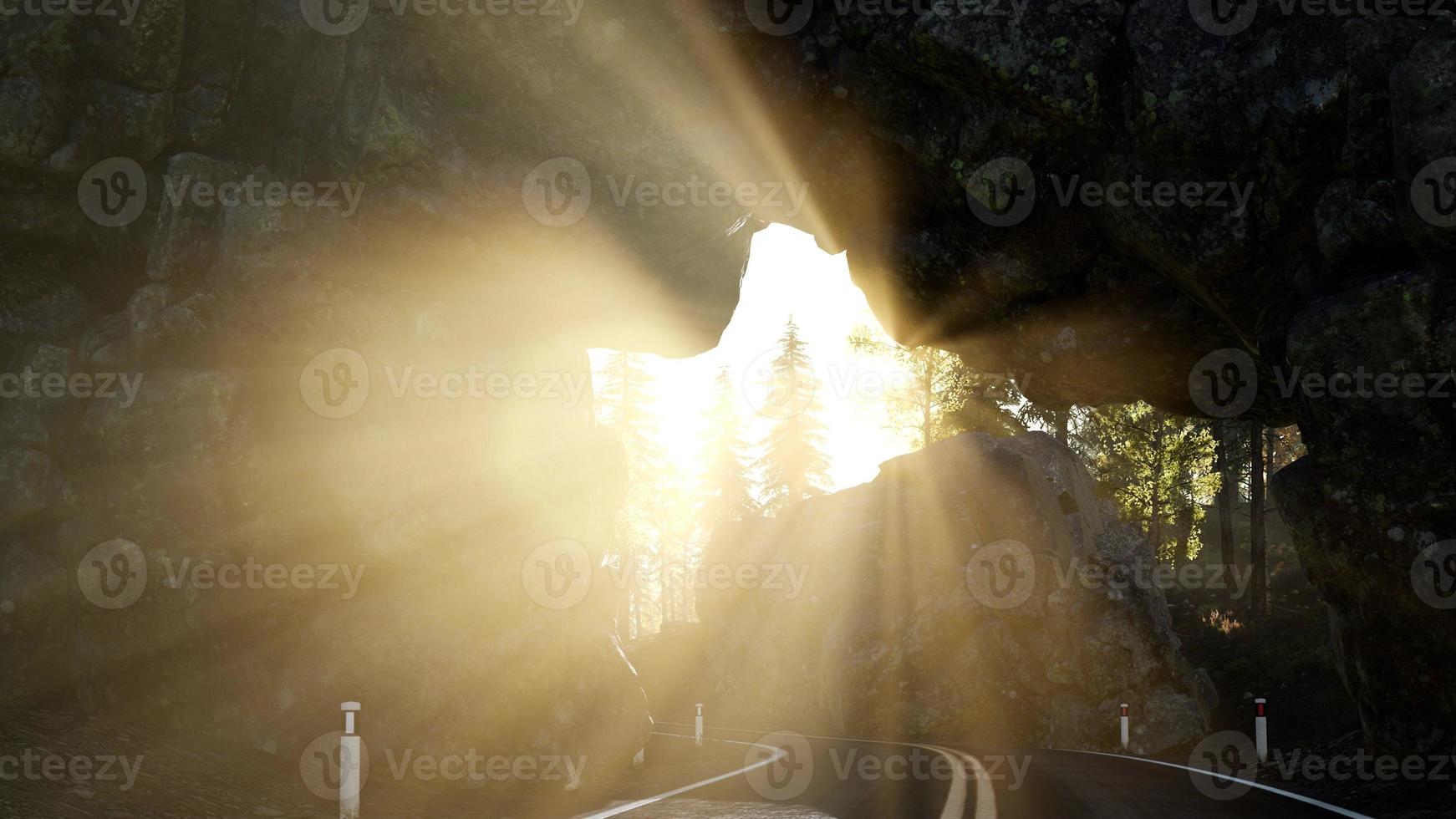 tono della strada rocciosa in montagna al tramonto foto