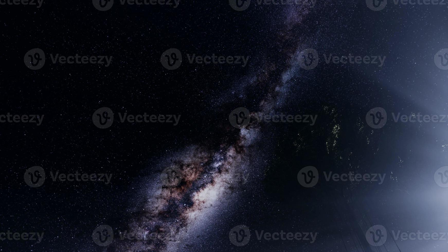 Astro 4k della Via Lattea sopra la foresta pluviale tropicale. foto