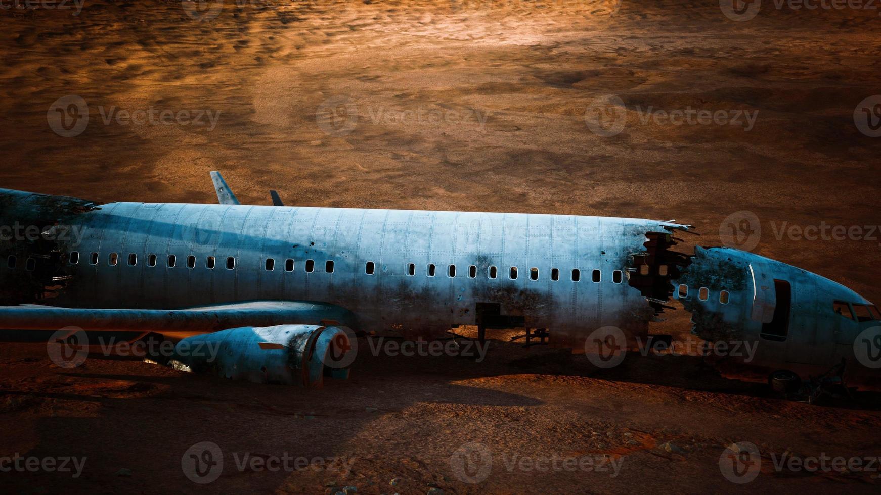 aereo schiacciato abbandonato nel deserto foto