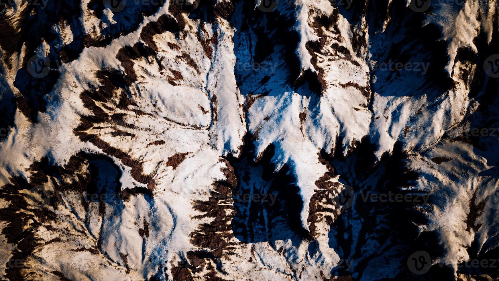 vista aerea del paesaggio della catena montuosa della neve foto