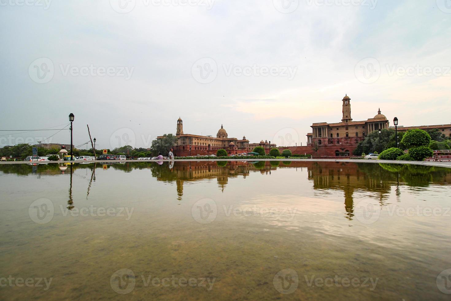 rashtrapati bhawan sulla strada del rajpath, nuova delhi nell'ora d'oro con la riflessione, noto anche come proprietà del presidente foto