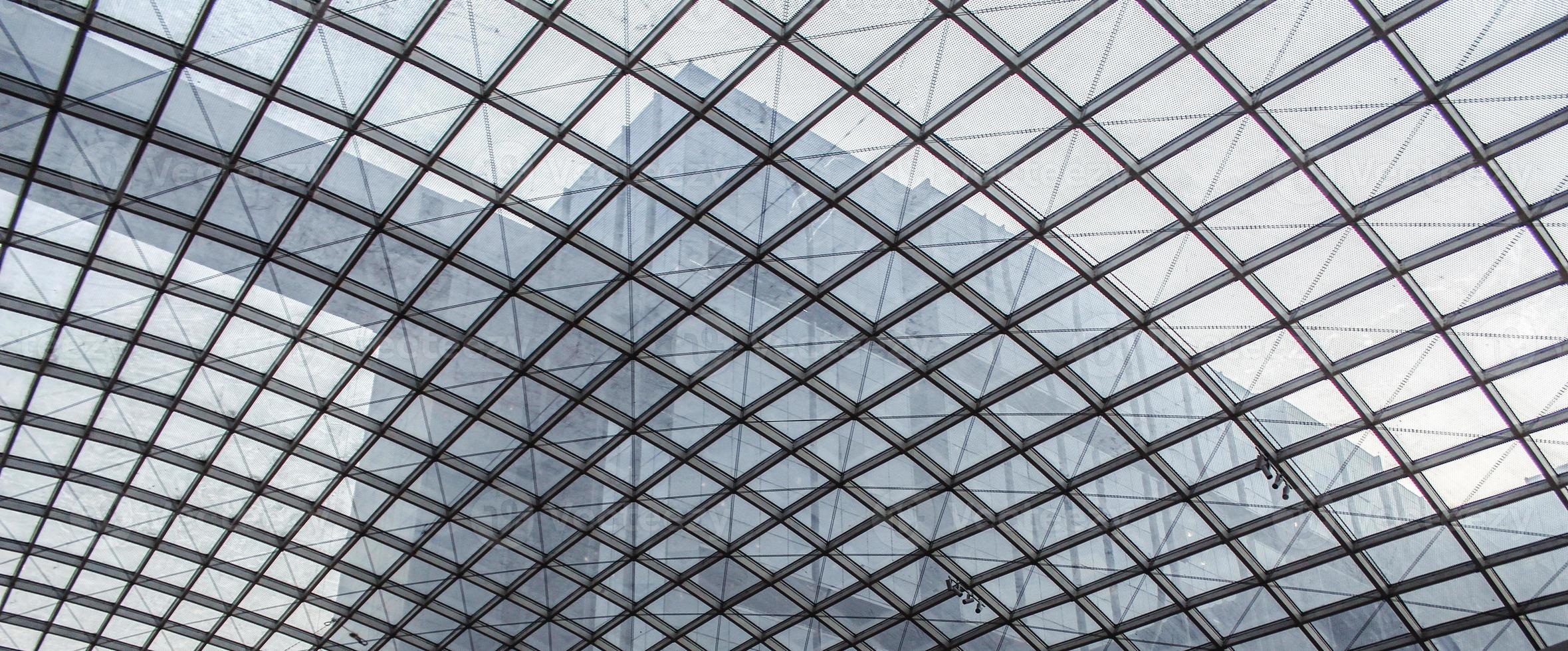edificio moderno con tetto curvo e colonna in acciaio di vetro. foto