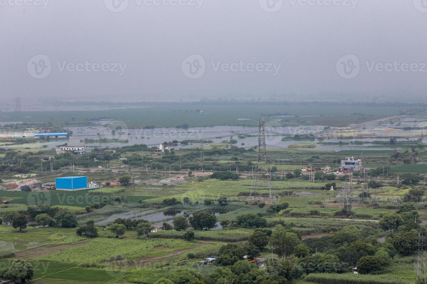 vista aerea del paesaggio di una città in via di sviluppo, periferia di delhi e gurugram. veduta aerea di campi e torri. foto