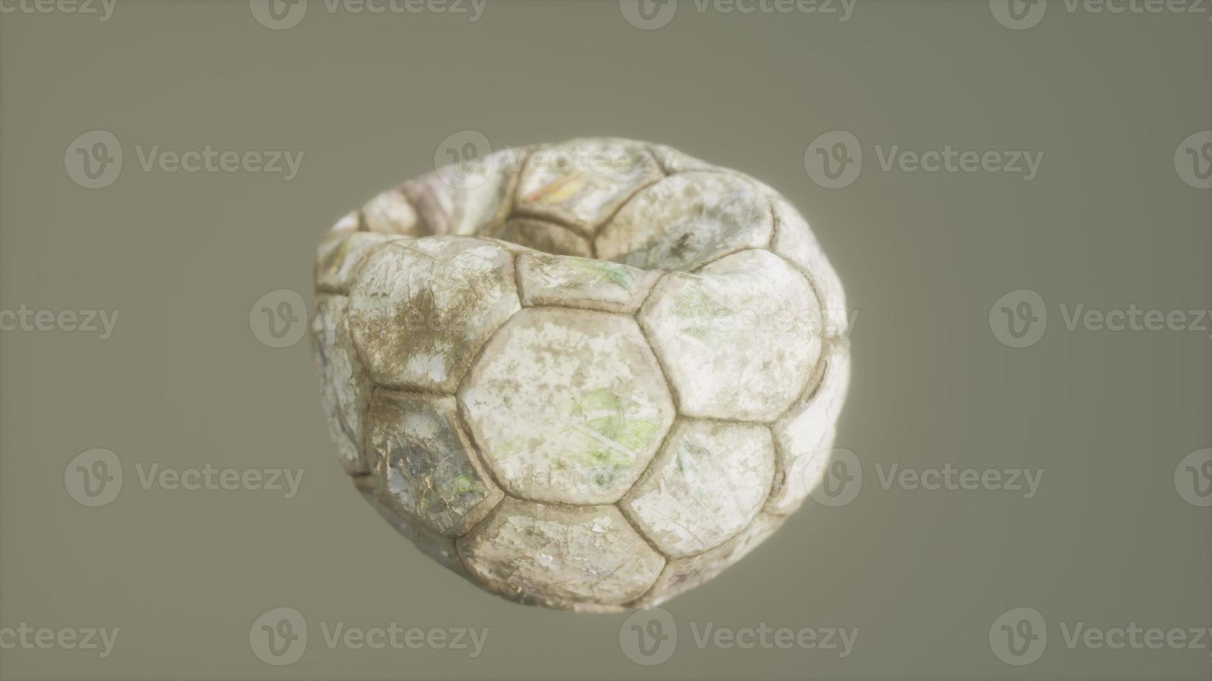 vecchio pallone da calcio in pelle sgonfio foto