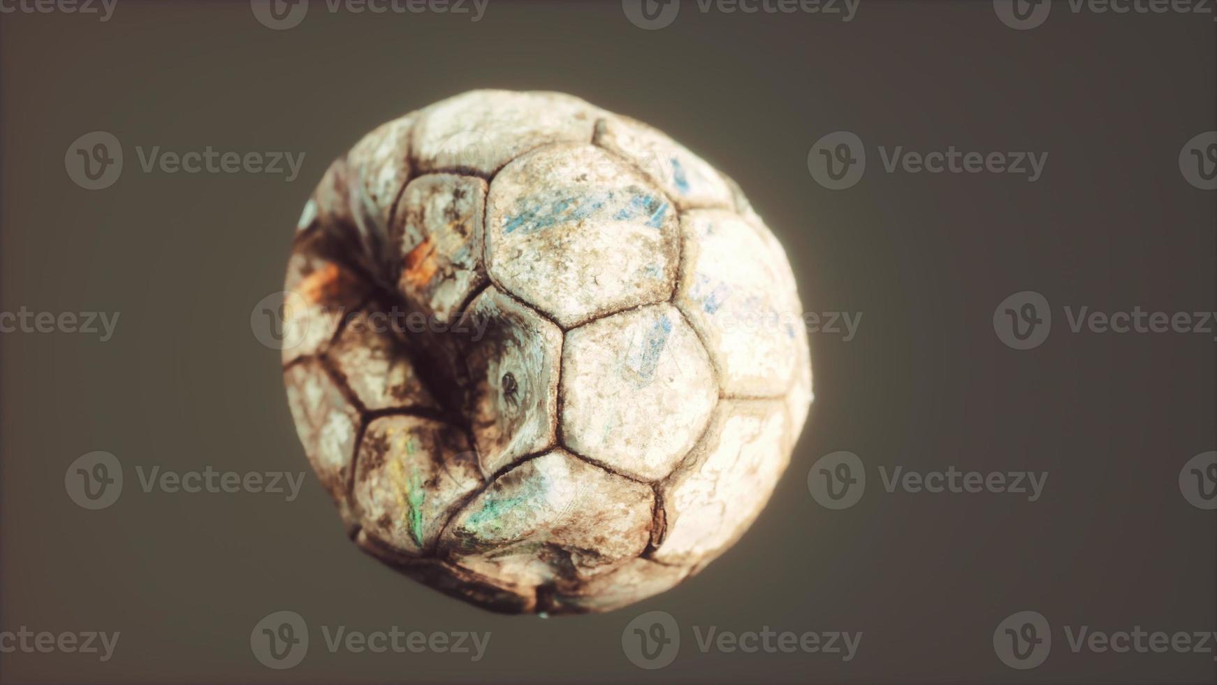 vecchio pallone da calcio in pelle sgonfio foto