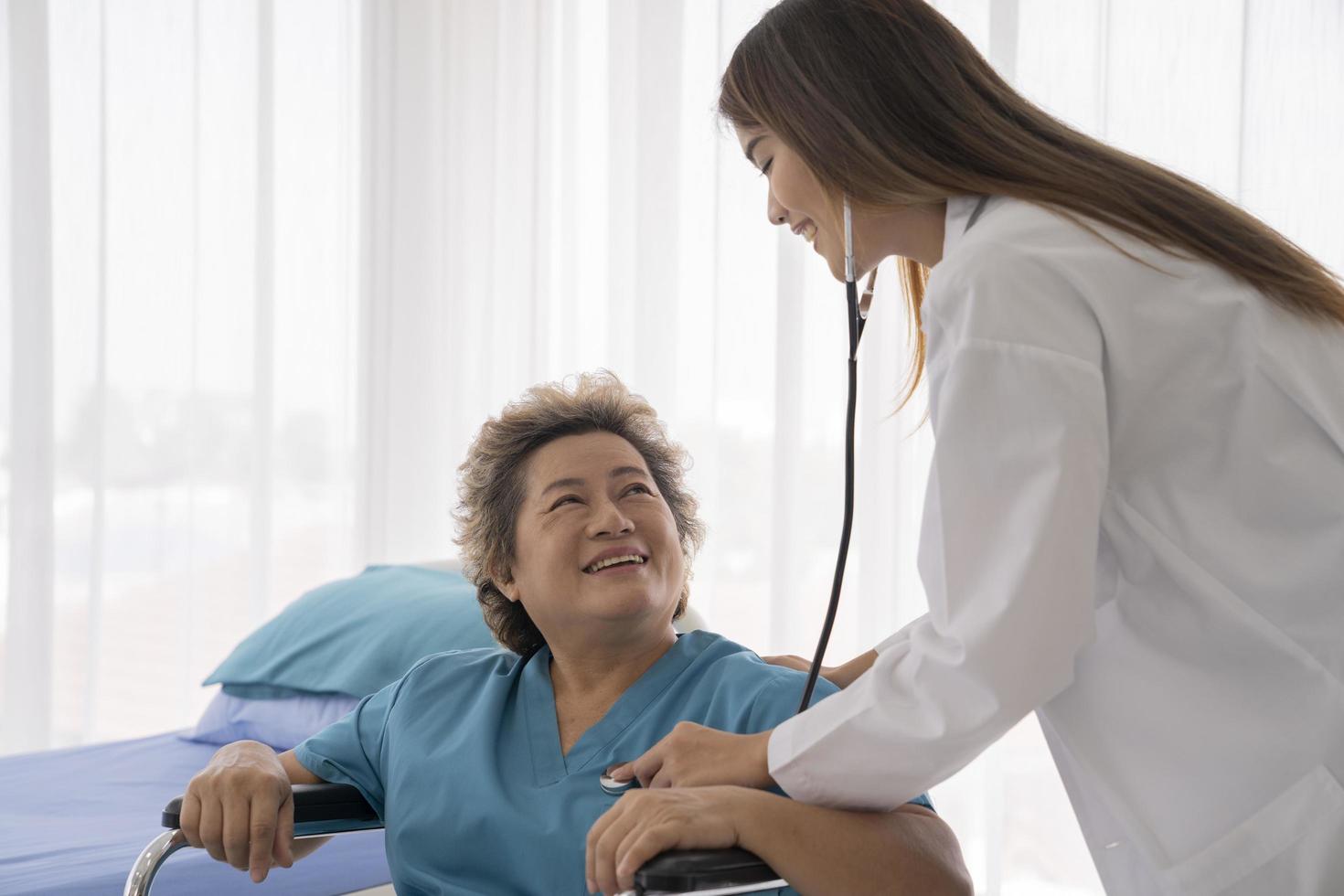 dottoressa consolante paziente anziano in ospedale foto